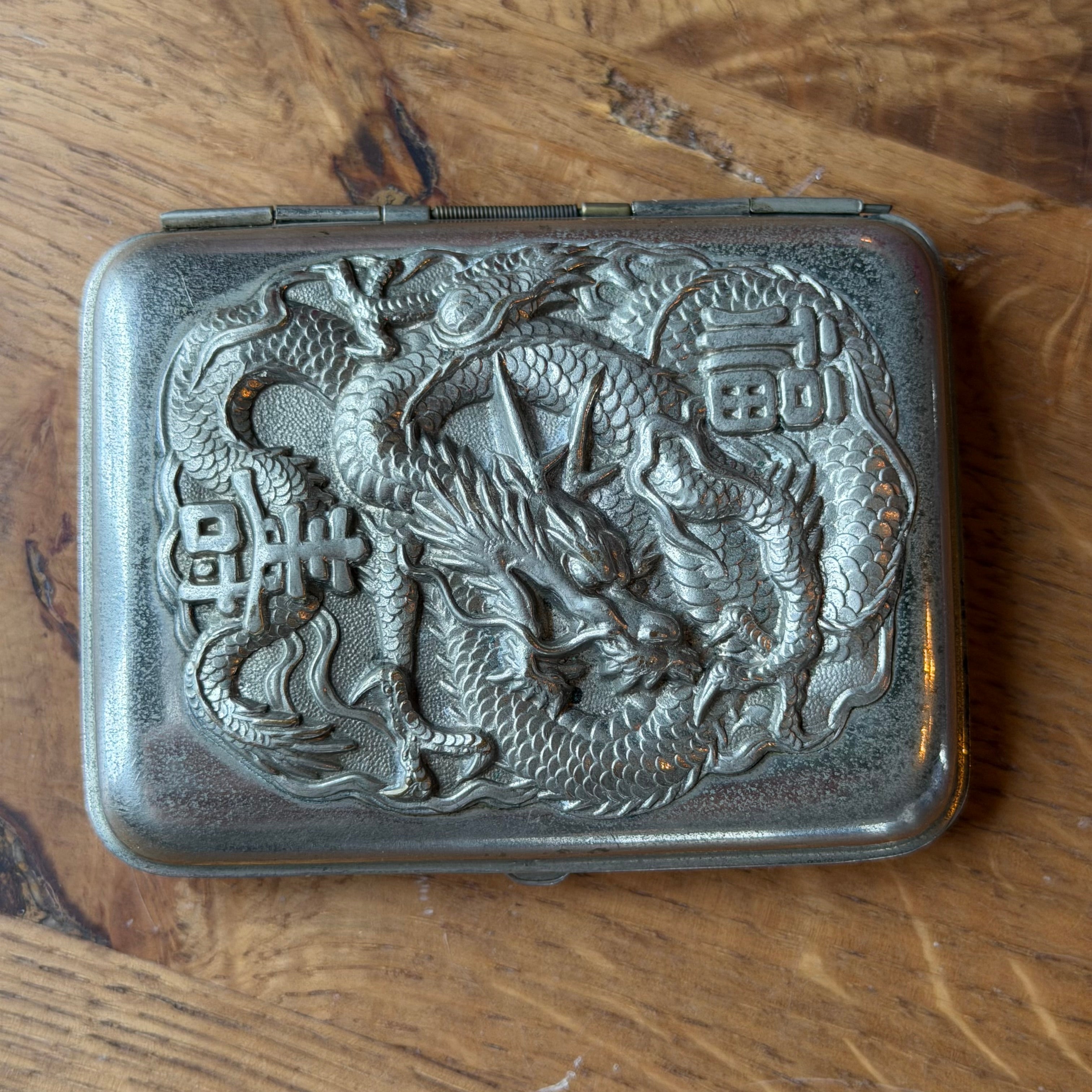 Asiatisches Zigarettenetui aus Metall mit Drachenrelief, Vintage