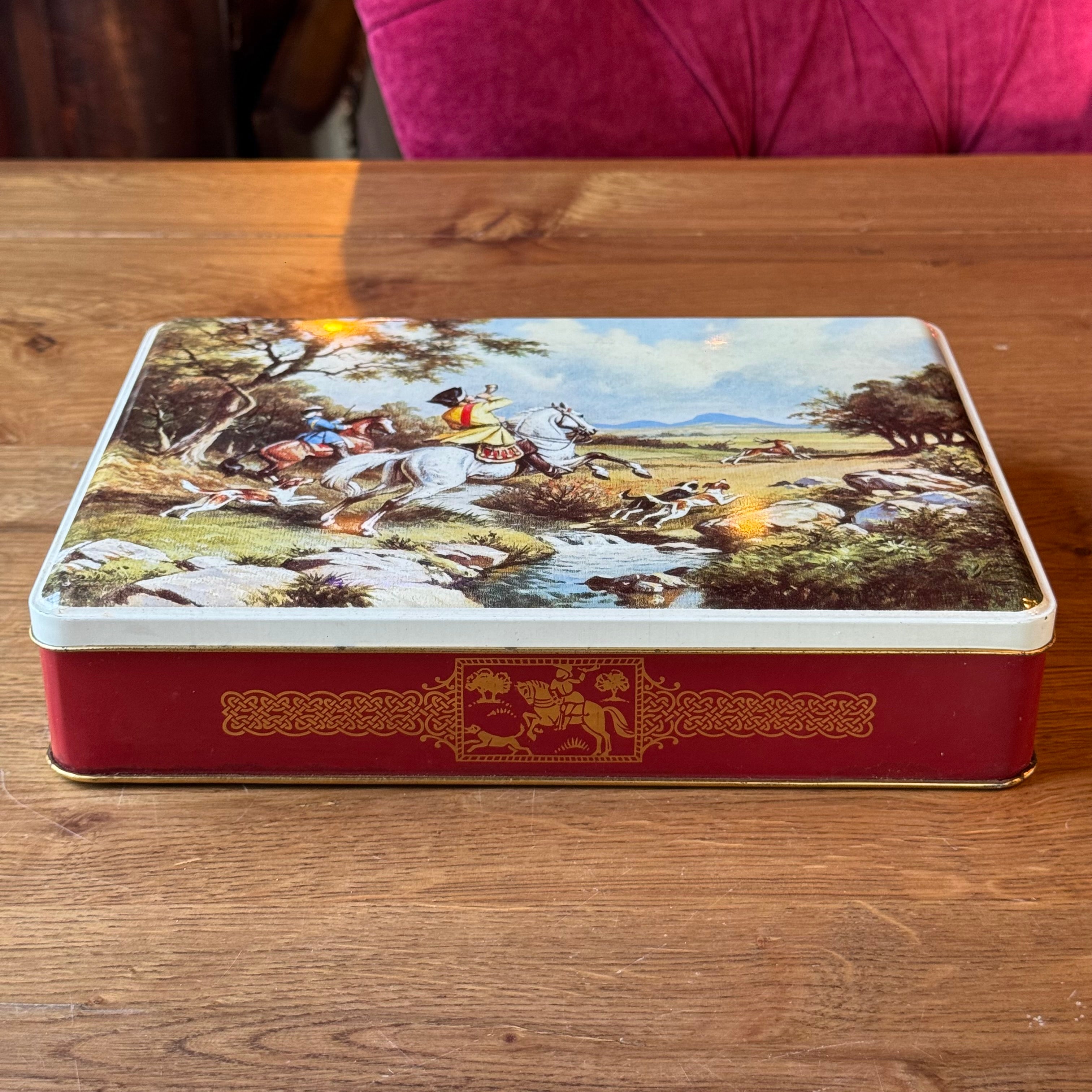 Large English hunting scene tin in red and gold, Great Britain
