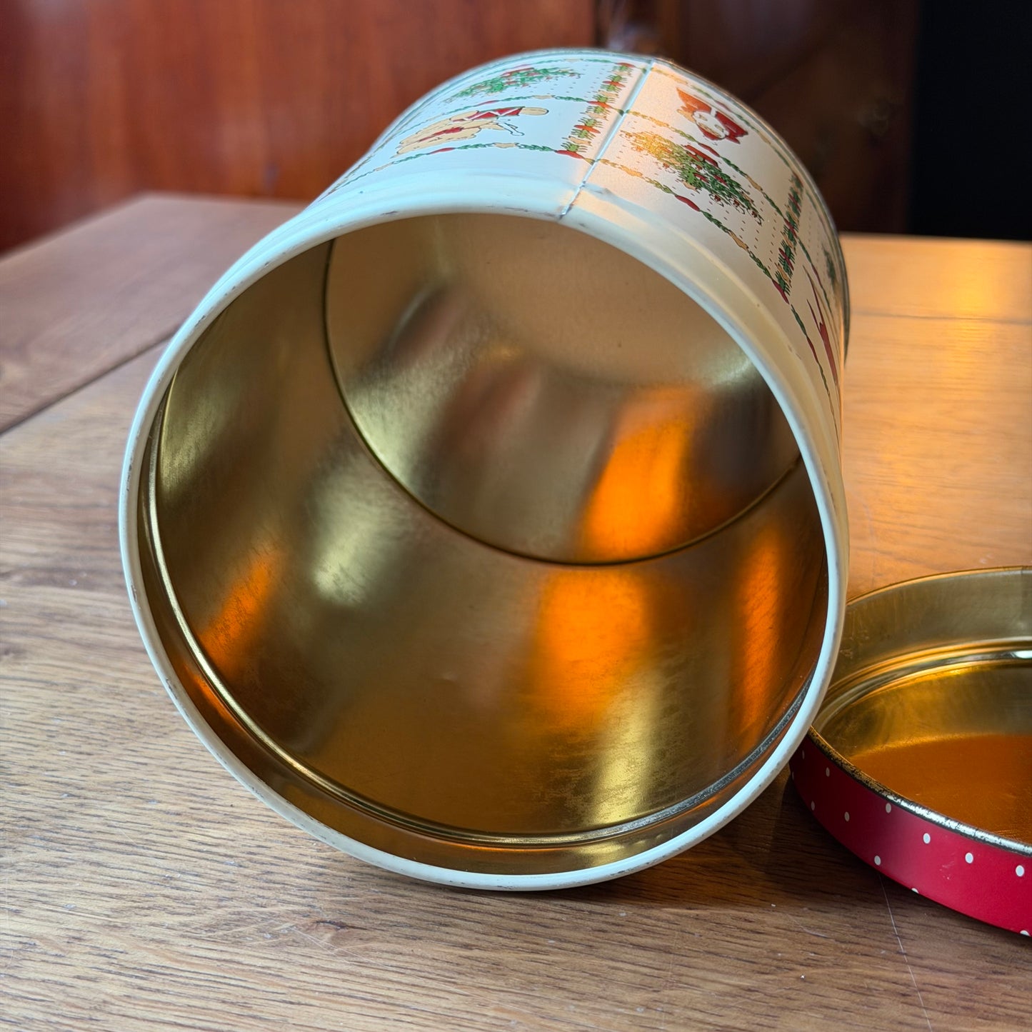 Christmas tin with Christmas tree, bear and Christmas figures