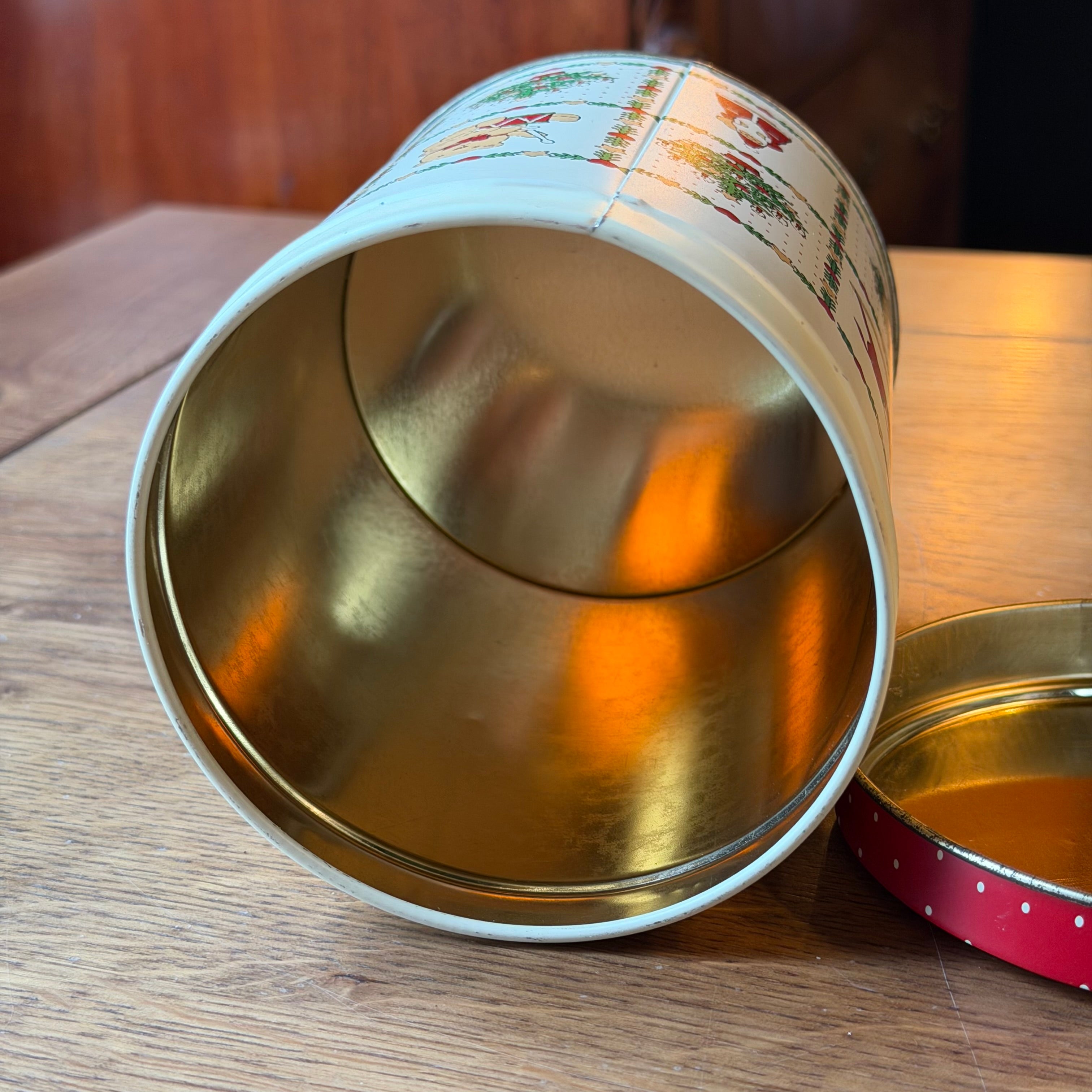 Weihnachtsdose mit Weihnachtsbaum, Bär und Weihnachtsfiguren