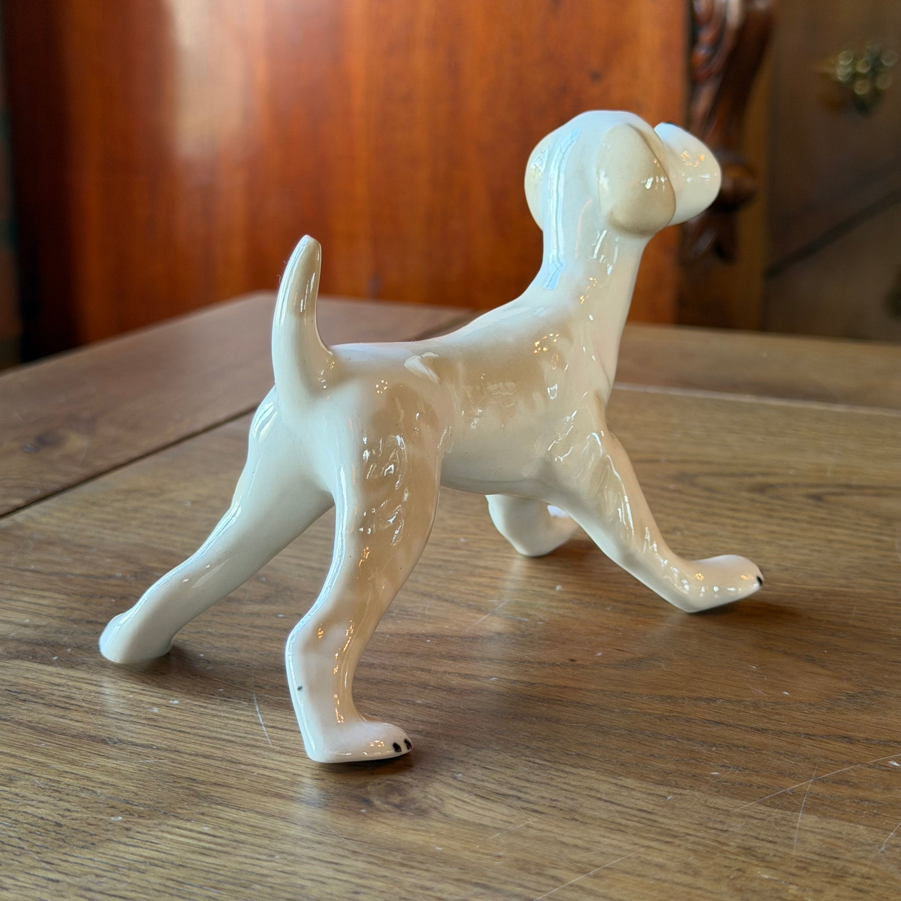 Porzellanhund in verspielter Pose – Vintage-Figur