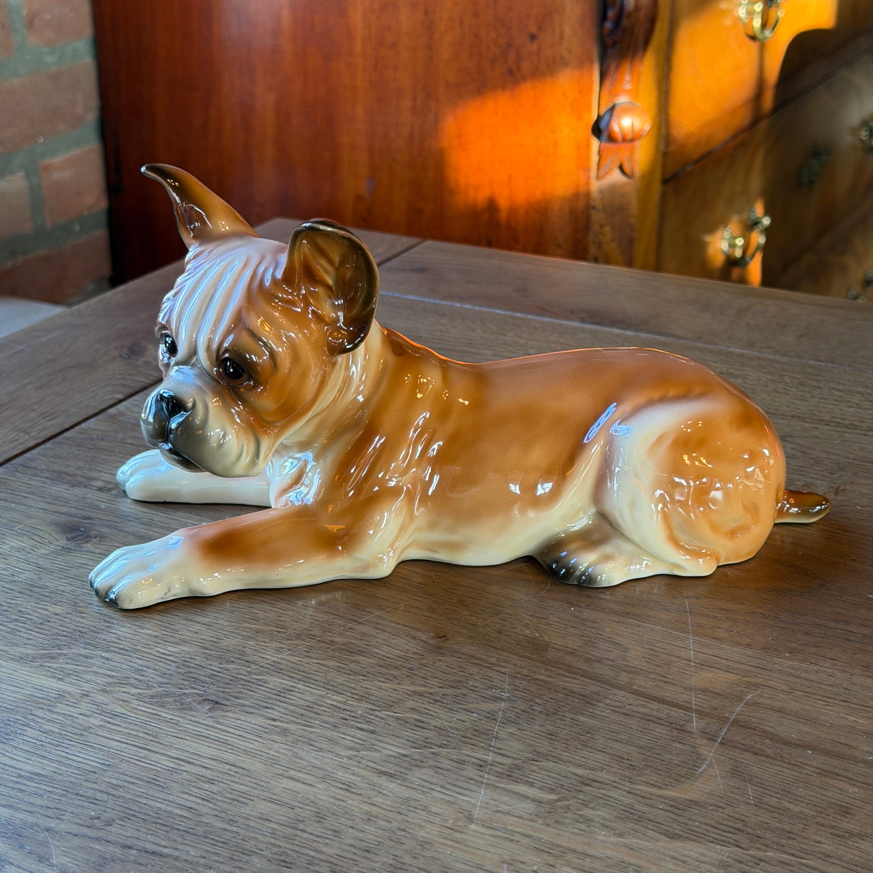 Vintage Porzellan Hund – Liegende Boxerfigur (26 cm)