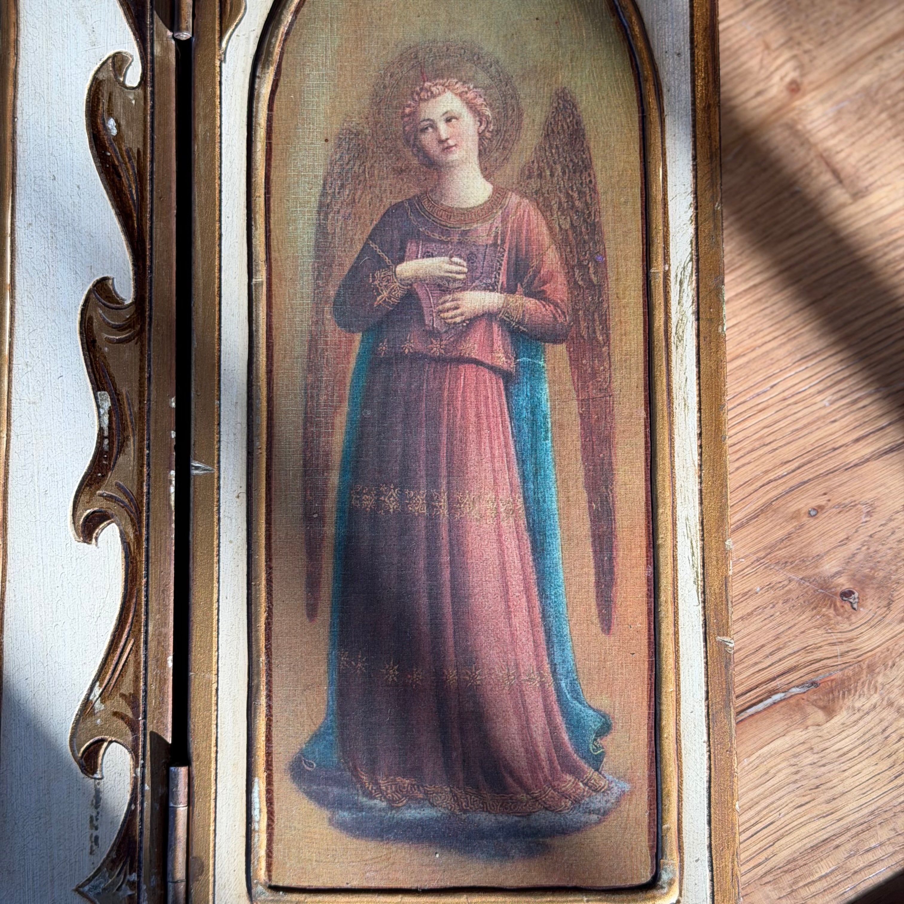 Holztriptychon mit Madonna und Engeln – Vintage-Triptychon mit Goldakzenten