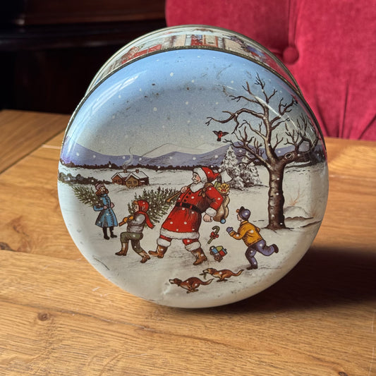 Vintage Kerstblik – Grote Ronde Koektrommel met Dickens-stijl Illustraties