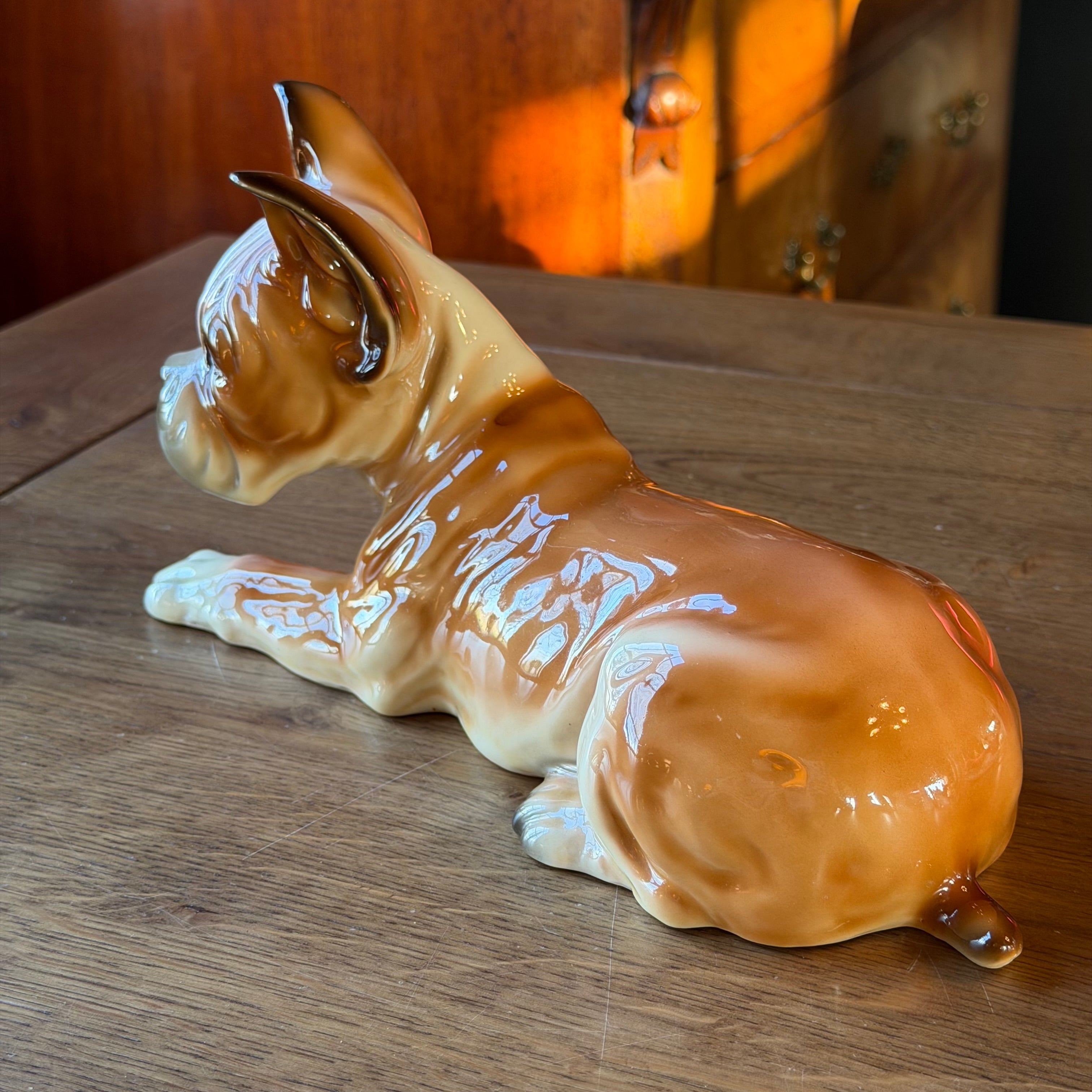 Vintage Porzellan Hund – Liegende Boxerfigur (26 cm)