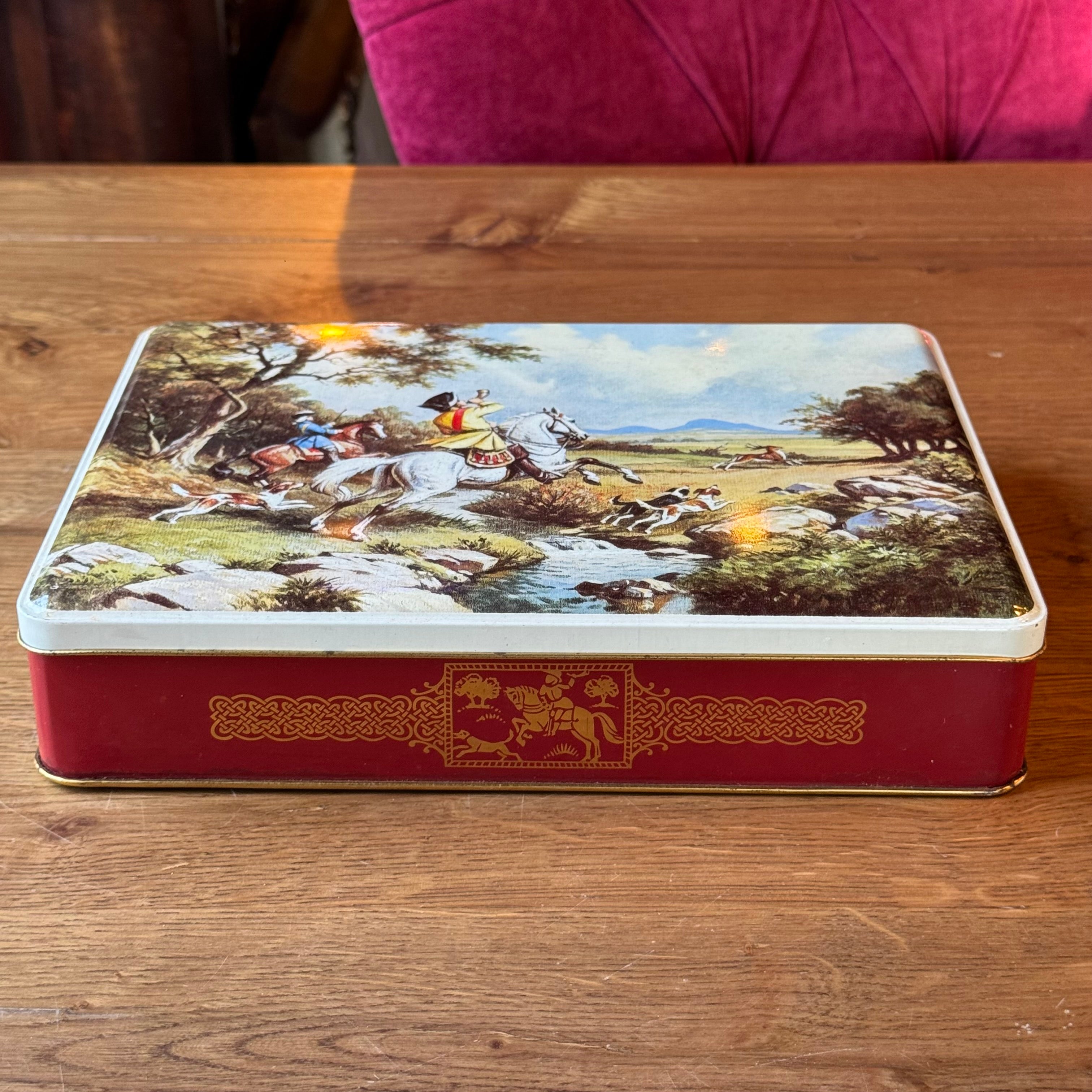 Large English hunting scene tin in red and gold, Great Britain