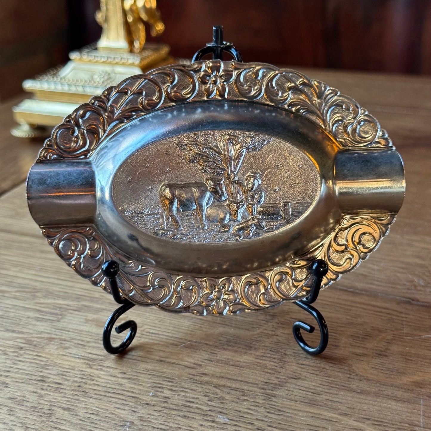 Zilverkleurige Vintage Asbak met Landelijk Reliëf – Boer en Koe