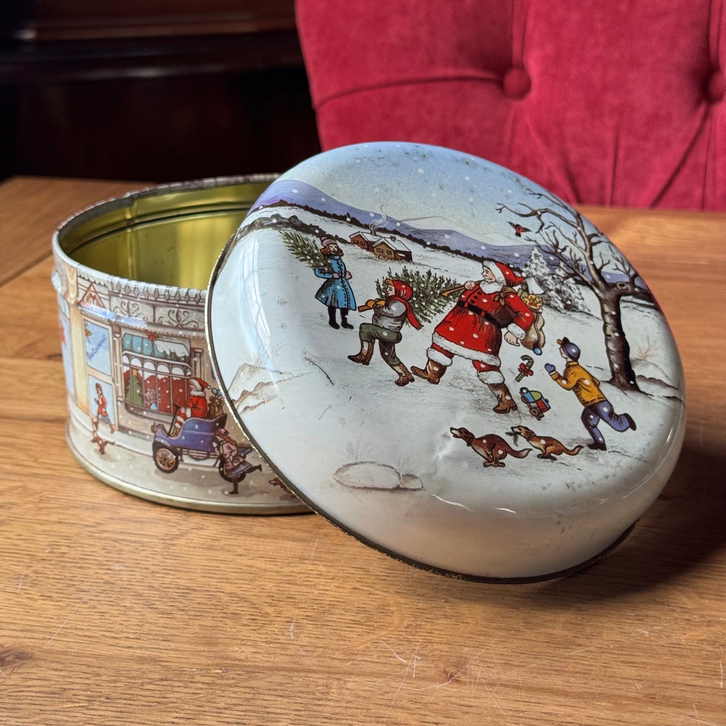 Vintage Kerstblik – Grote Ronde Koektrommel met Dickens-stijl Illustraties