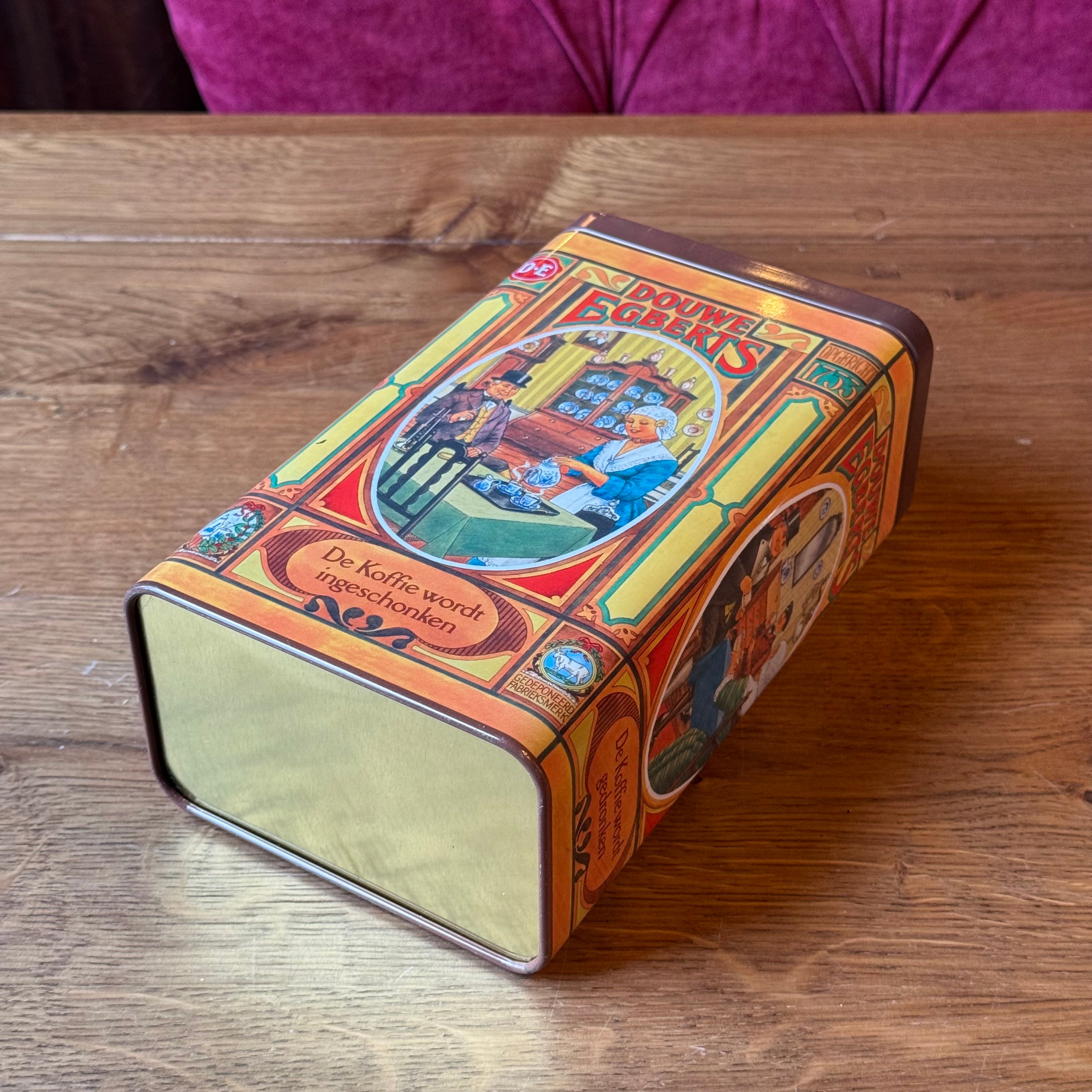 Vintage Douwe Egberts Koffieblik – De Koffie Wordt Ingeschonken