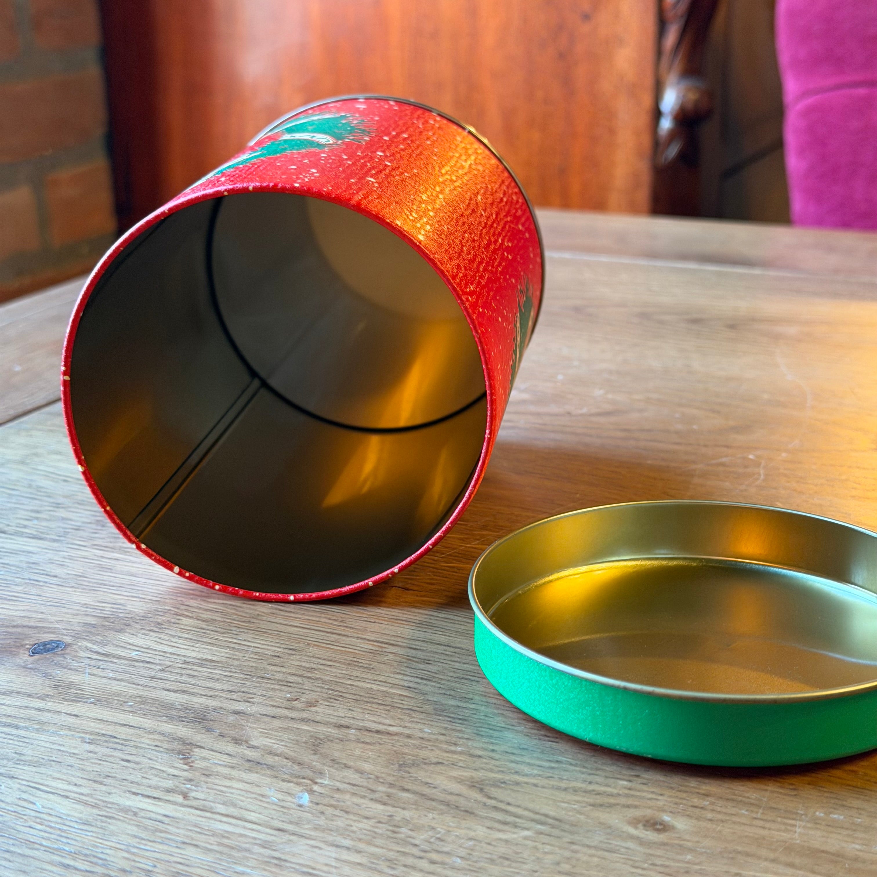 Vintage Kerstblik met Teddybeer & Kerstkrans – Rood & Groen Metaal