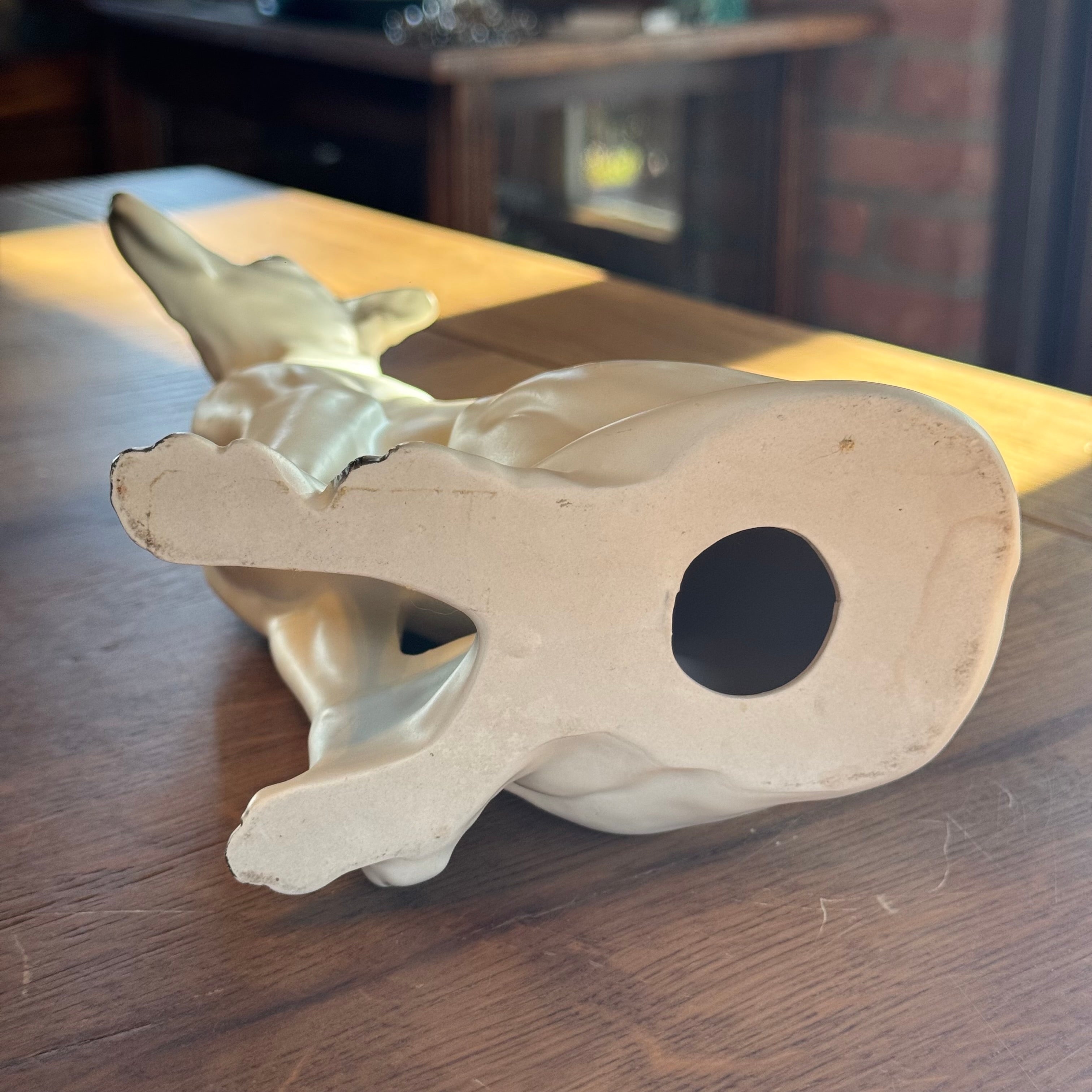 Elegante Porzellanfigur eines Windhundes – weiß, realistische Ausführung