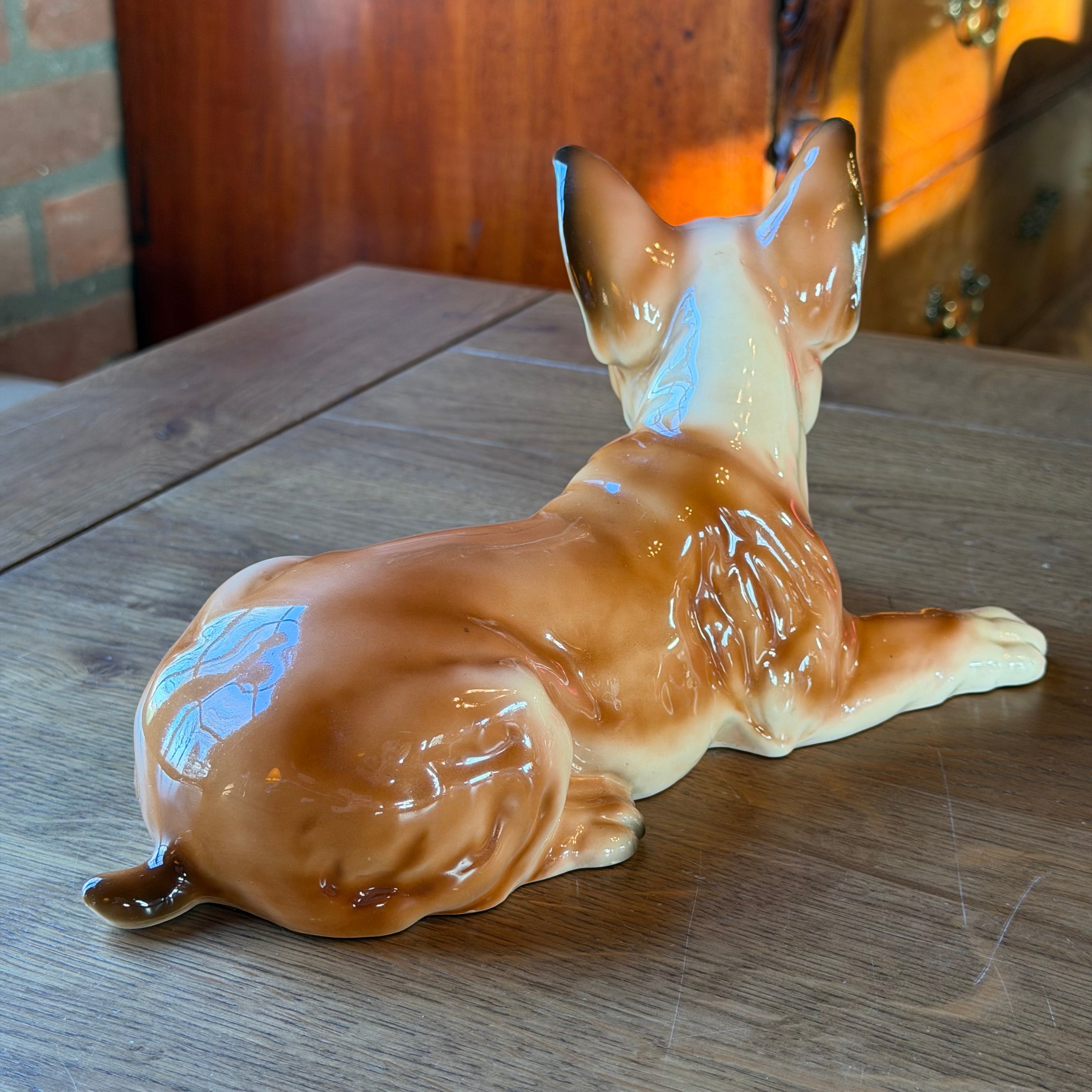 Vintage Porzellan Hund – Liegende Boxerfigur (26 cm)