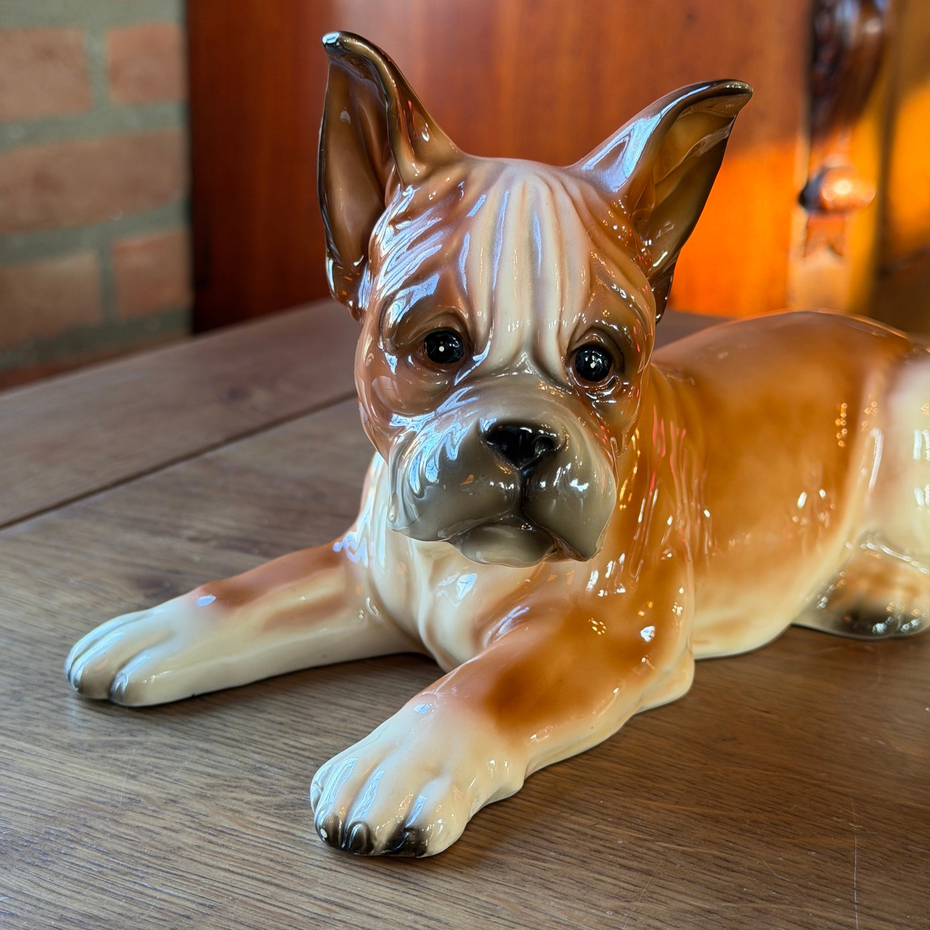 Vintage Porzellan Hund – Liegende Boxerfigur (26 cm)