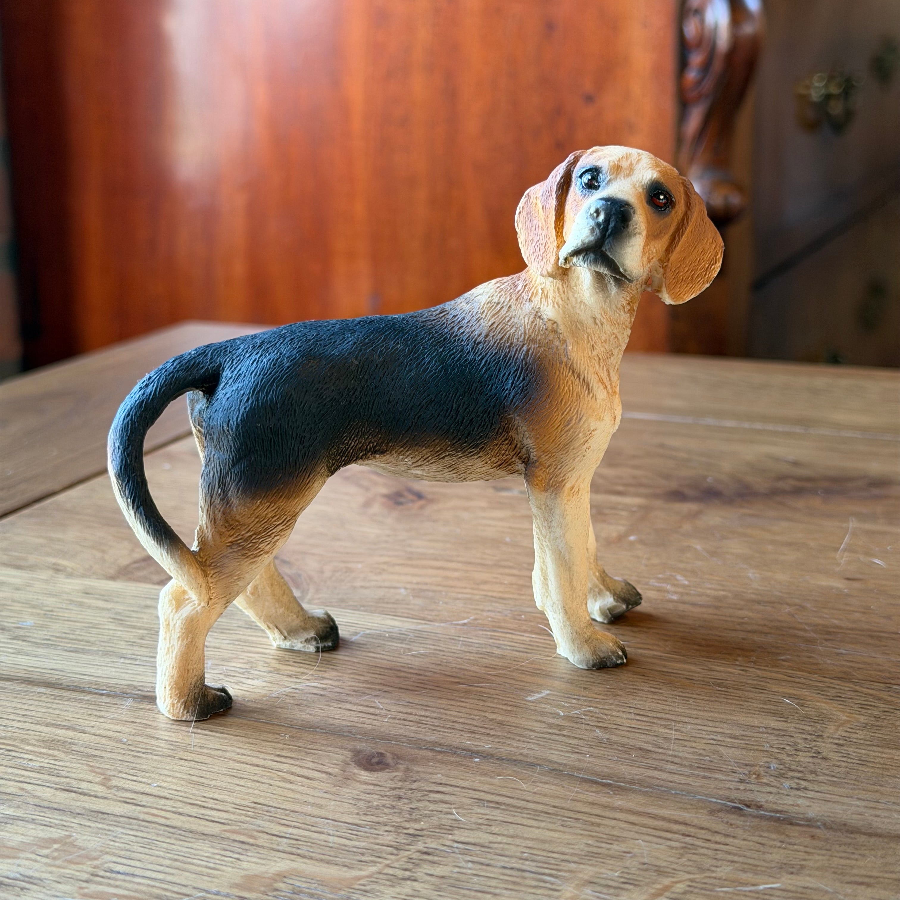 Hondensculptuur in beagle-stijl – handbeschilderd vintage beeld