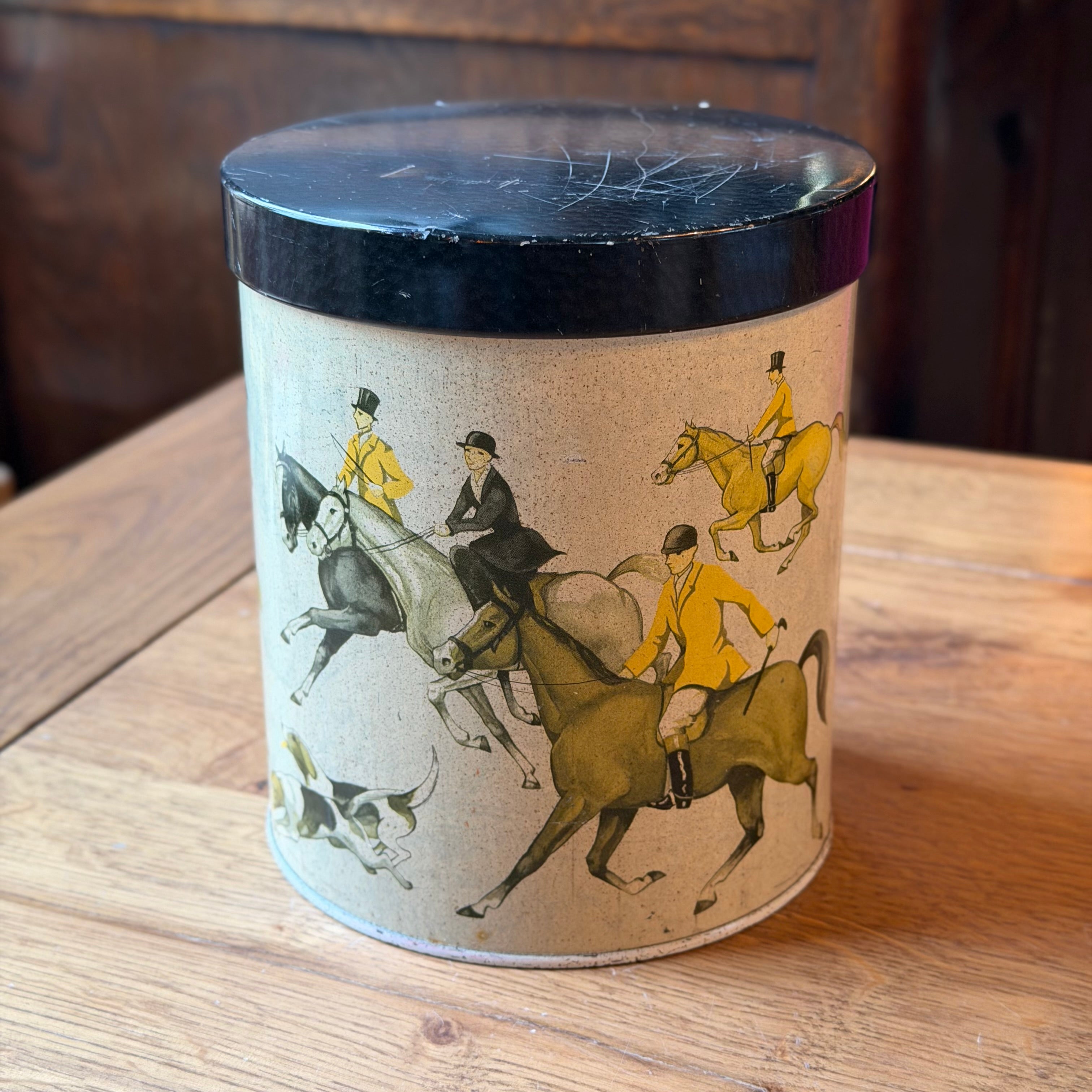 Vintage metalen blik met jacht- en ruiterscène – decoratief voorraadblik