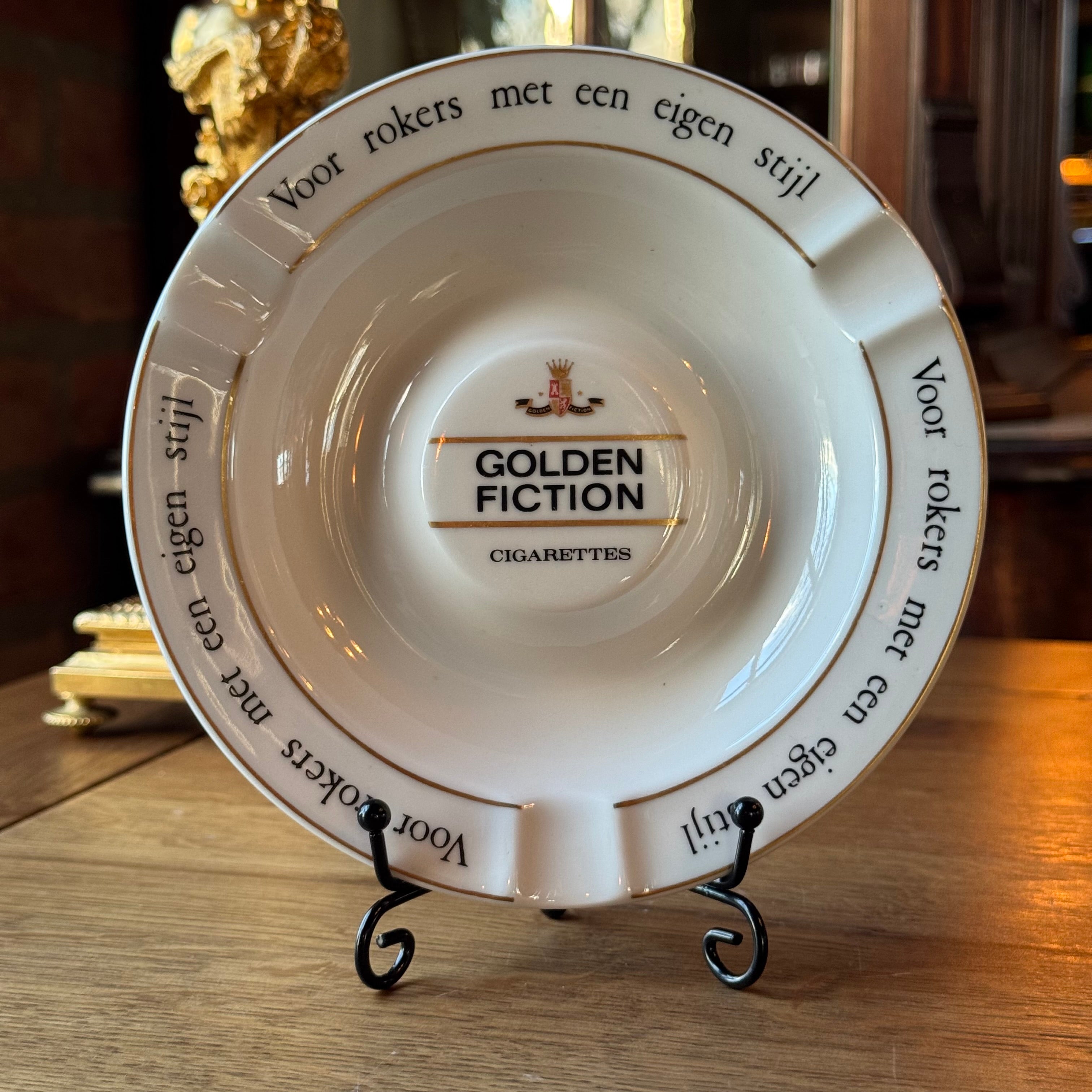 Vintage-Porzellanaschenbecher mit Werbung – Golden Fiction Zigaretten – „Für Raucher mit eigenem Stil“
