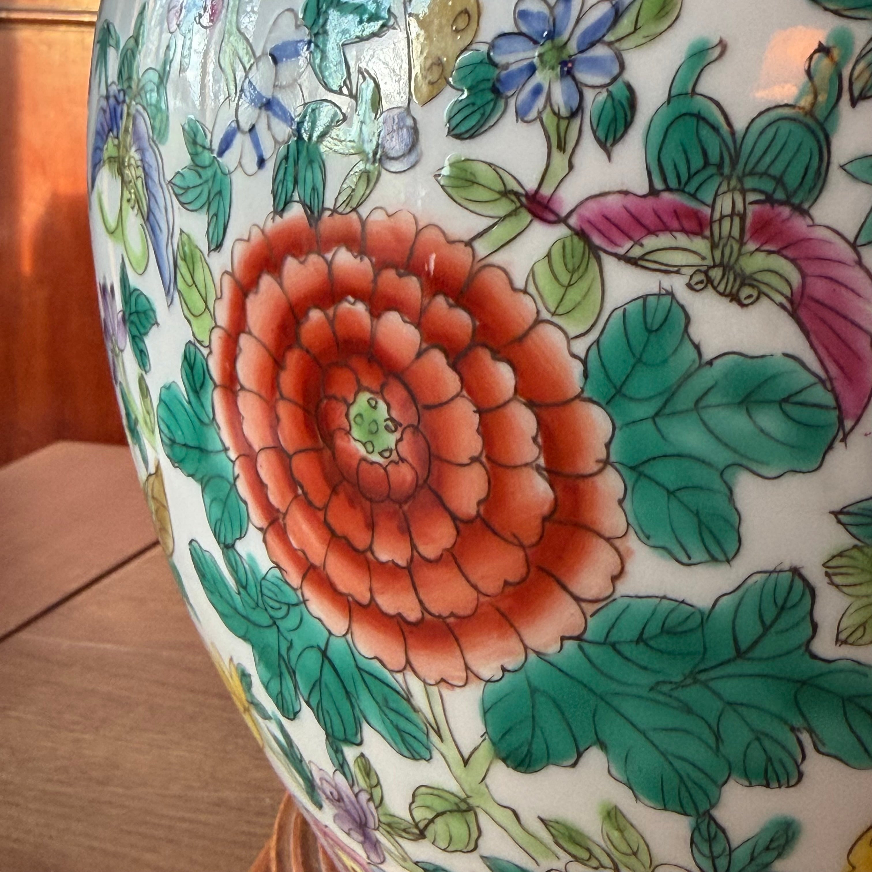 Paar Vintage Chinese Porseleinen Dekselpotten met Bloemen & Vogels – Famille Rose Stijl