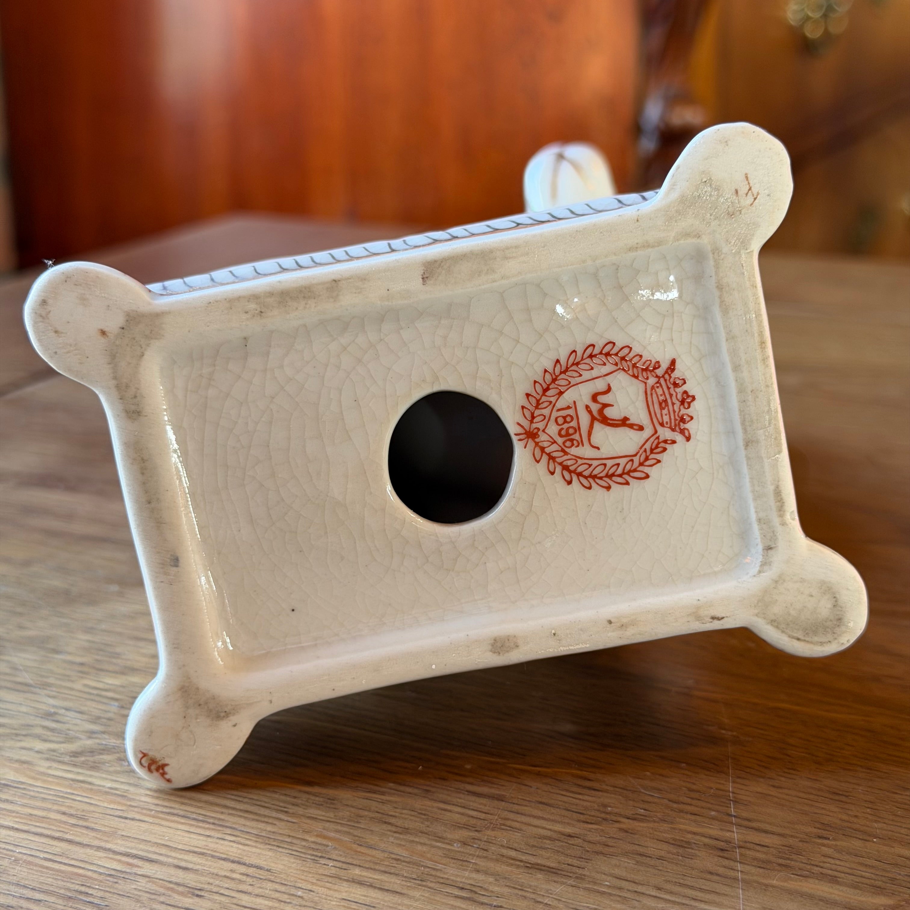 Porzellanhund auf Sockel mit Blumendekor – klassische Statue (20 cm)