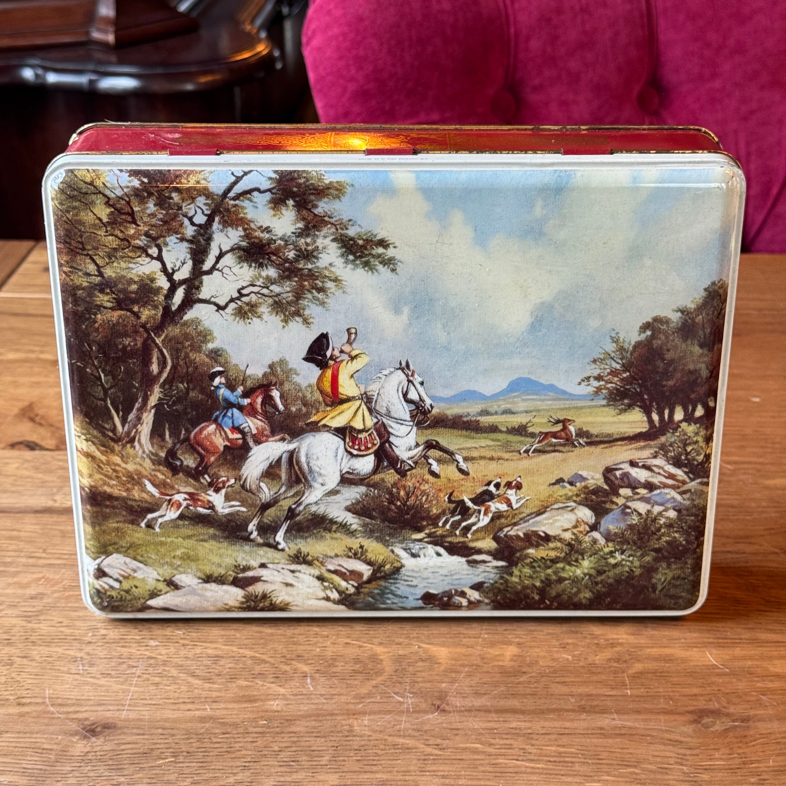 Large English hunting scene tin in red and gold, Great Britain