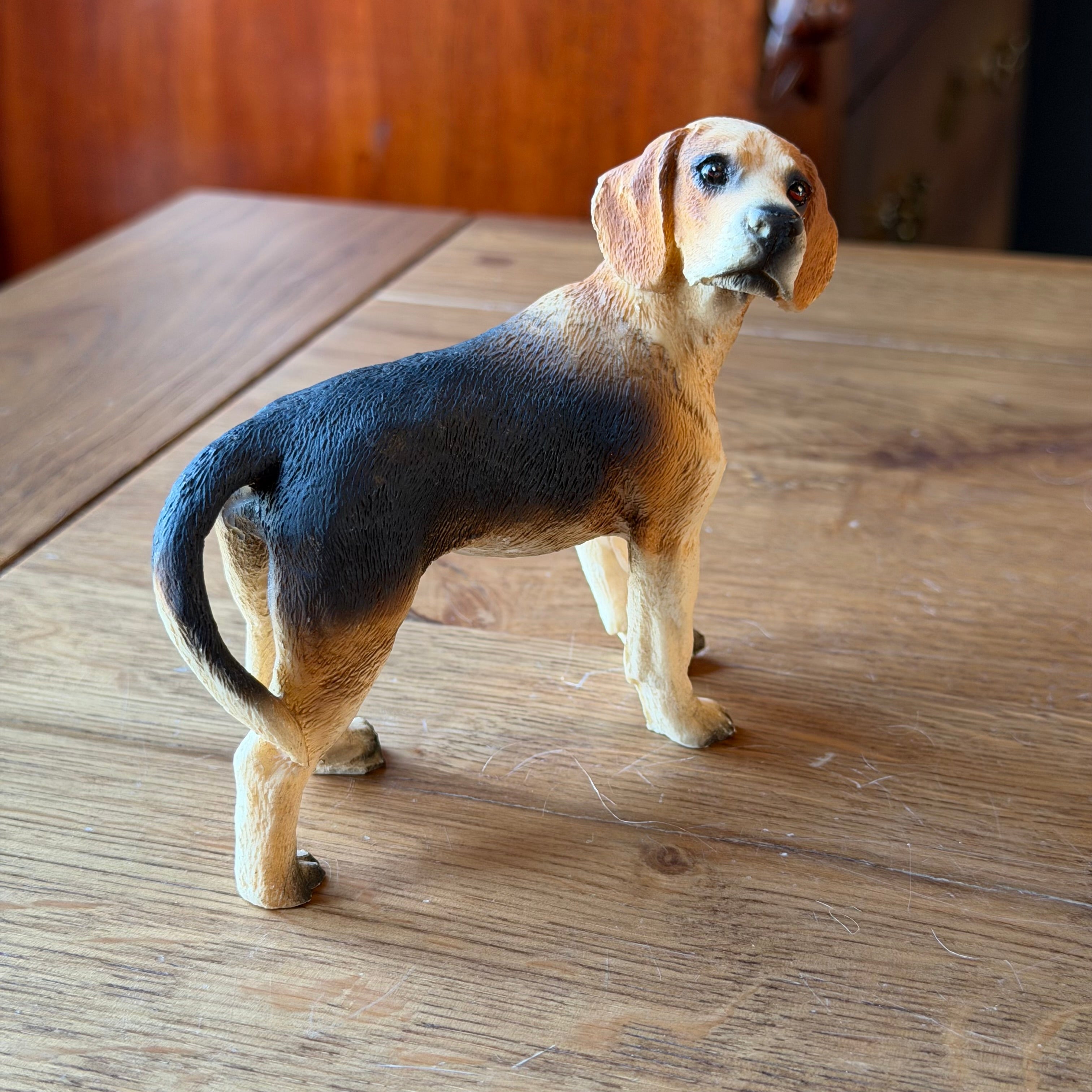 Hondensculptuur in beagle-stijl – handbeschilderd vintage beeld