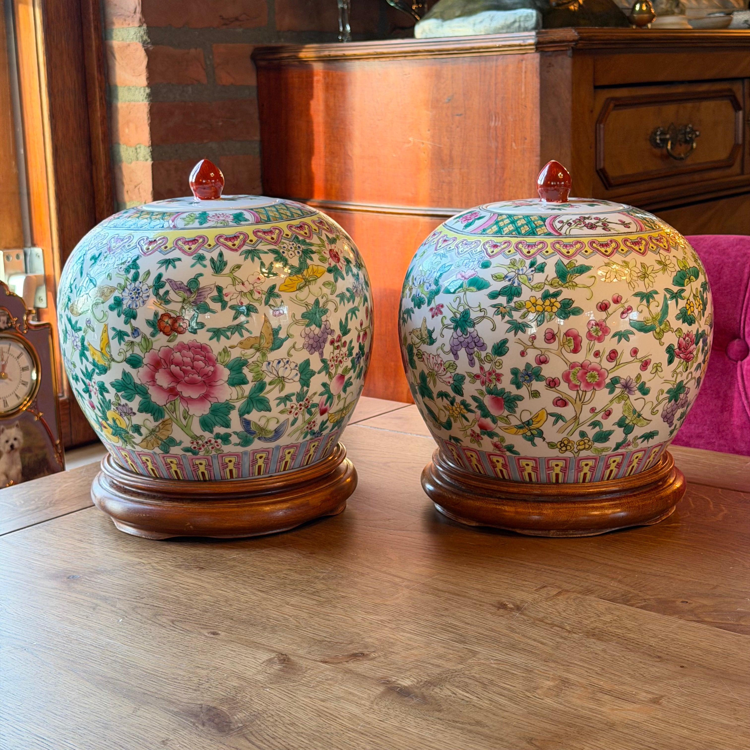 Paar Vintage Chinese Porseleinen Dekselpotten met Bloemen & Vogels – Famille Rose Stijl