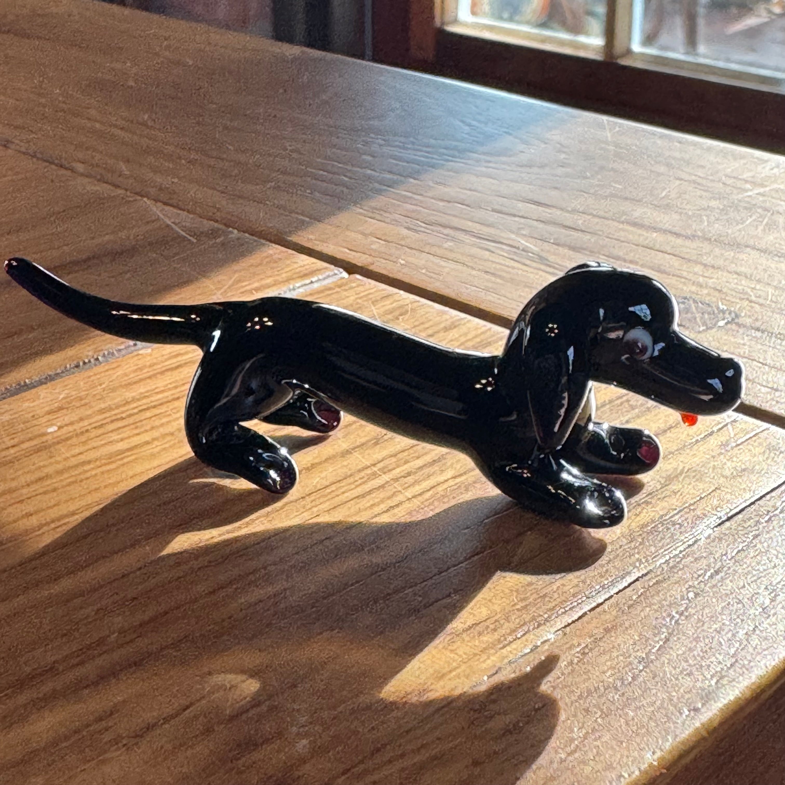 Set aus 2 Dackeln aus Glas – mundgeblasen im Murano-Stil – schwarz und bernsteinfarben.