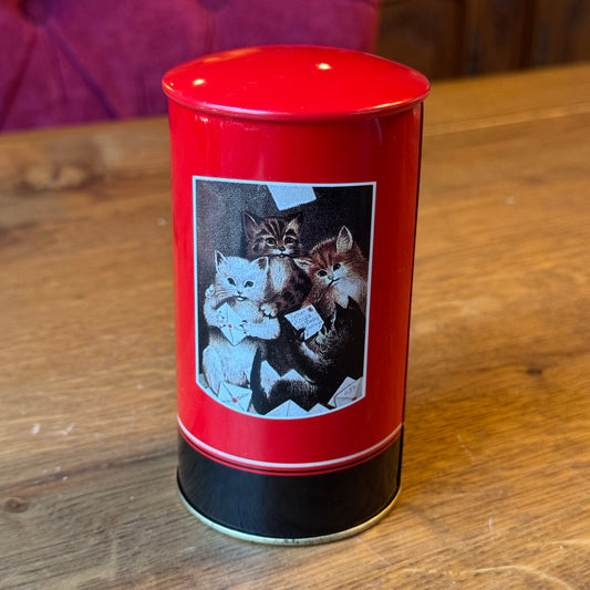 Vintage metalen spaarblik – Britse brievenbus met kattenillustratie