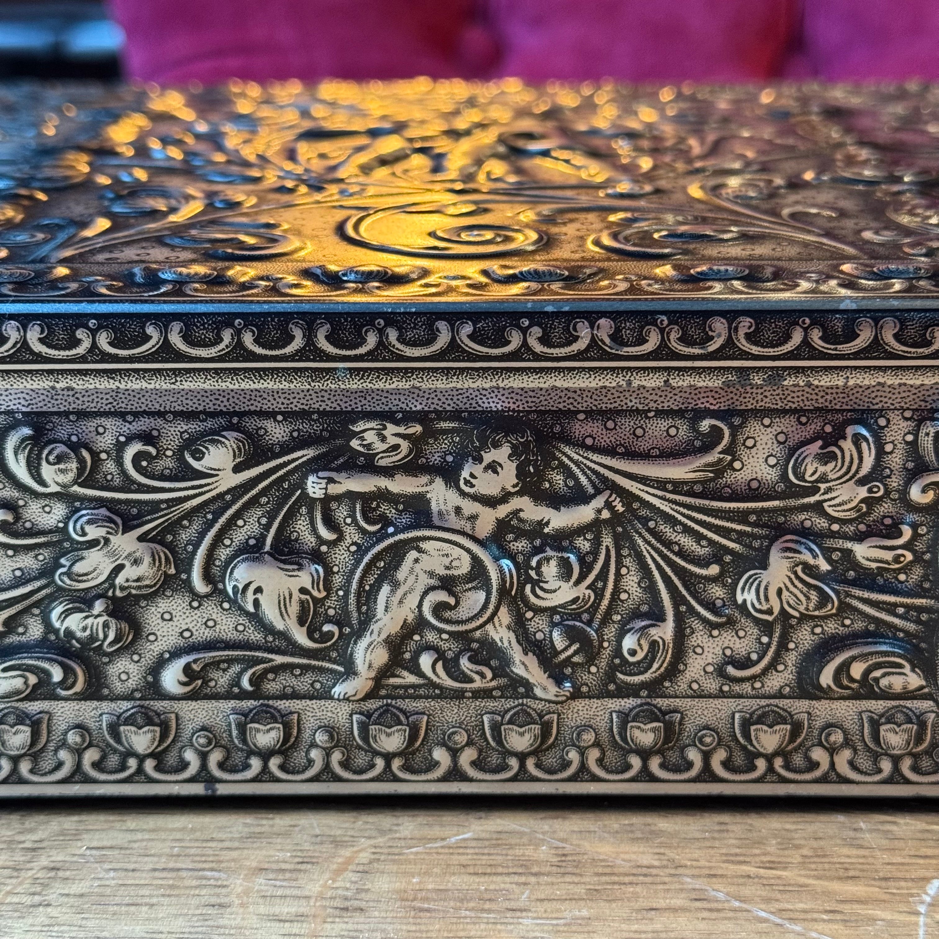 Große, dekorative Aufbewahrungsdose mit Reliefdekor von Putten – Deutschland, ca. 1900–1930