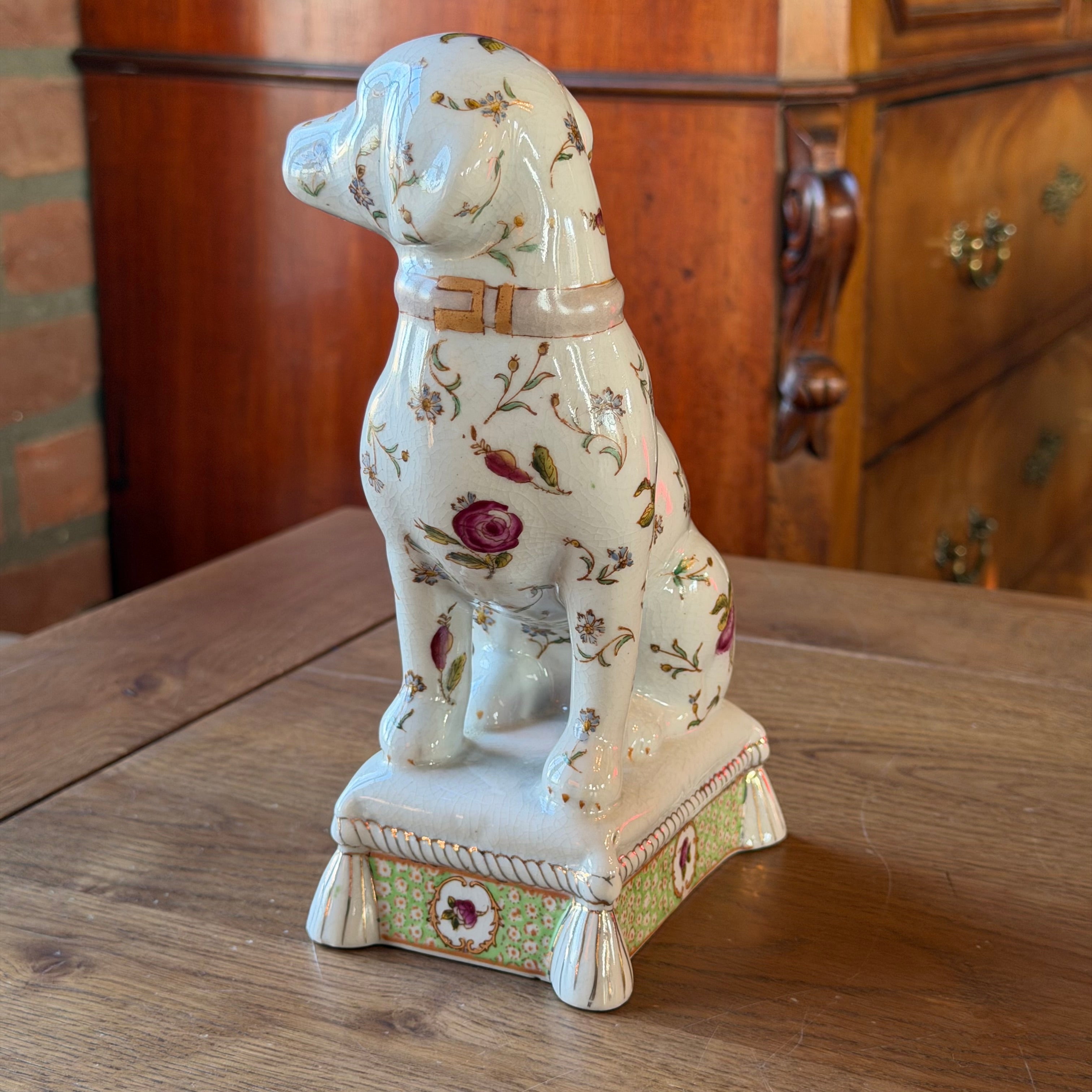 Porzellanhund auf Sockel mit Blumendekor – klassische Statue (20 cm)