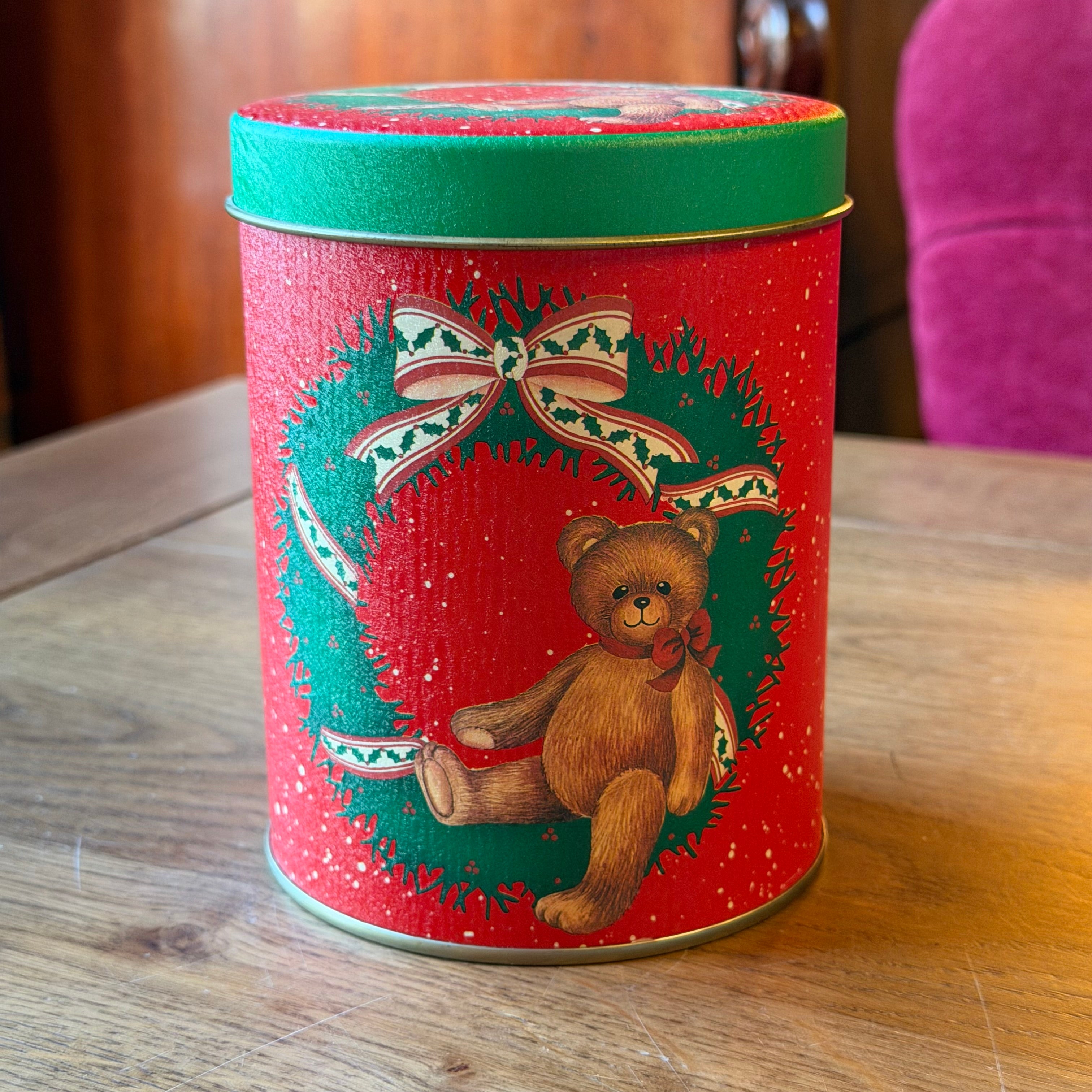 Vintage Kerstblik met Teddybeer & Kerstkrans – Rood & Groen Metaal