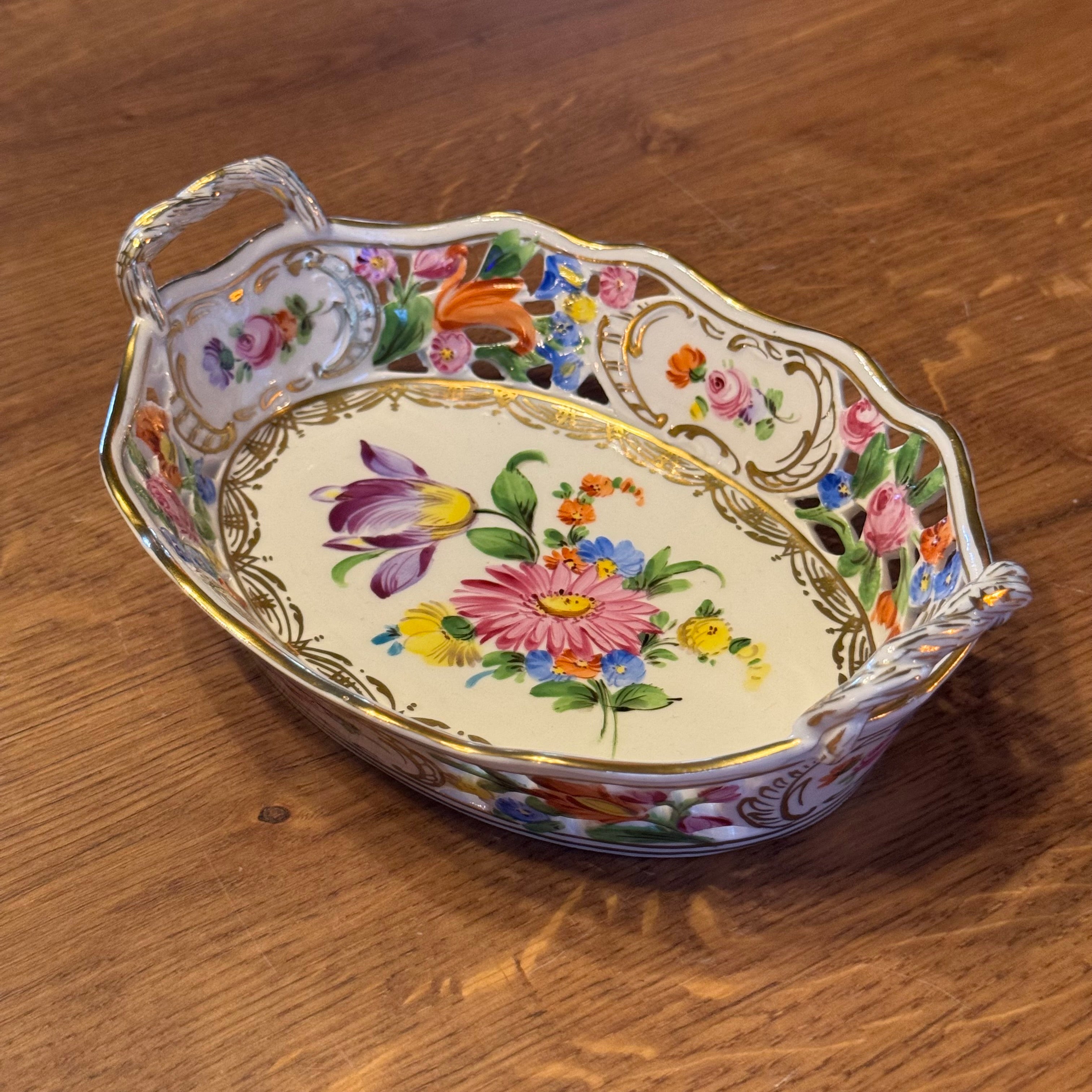 Hand-painted Dresden Porcelain Bowl – Openwork & Gilded – 17 cm