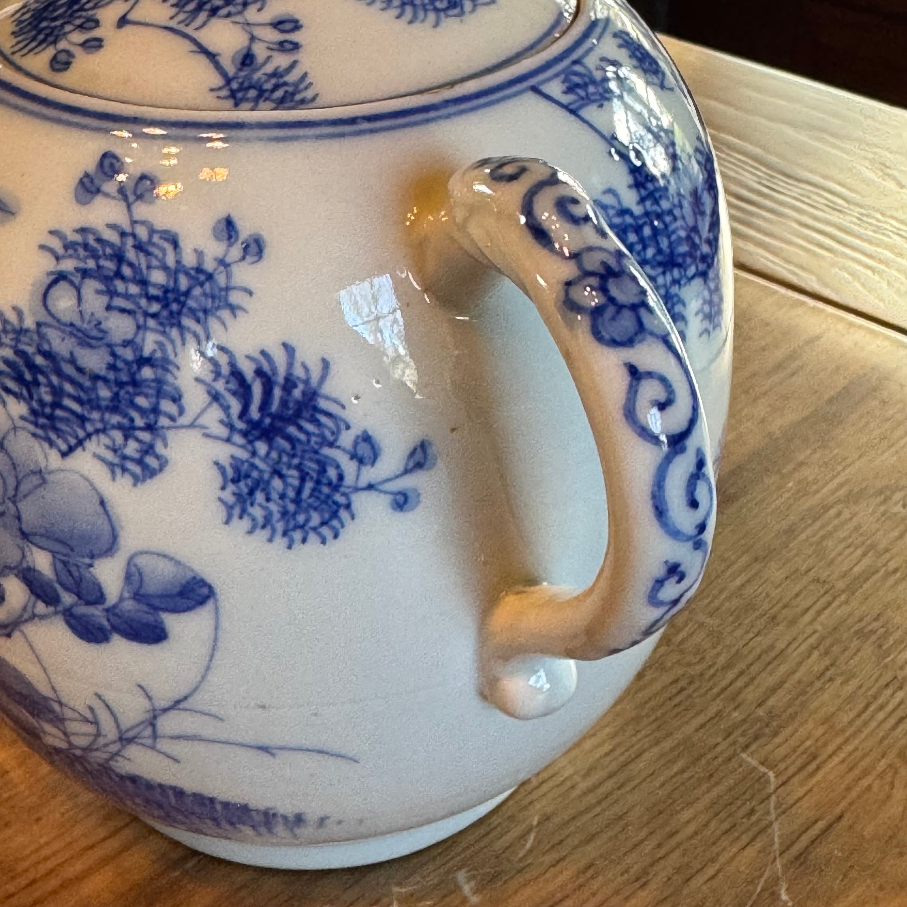 Blau-weiße chinesische Teekanne – Vogel- und Blumenmotiv – Porzellan mit Deckel