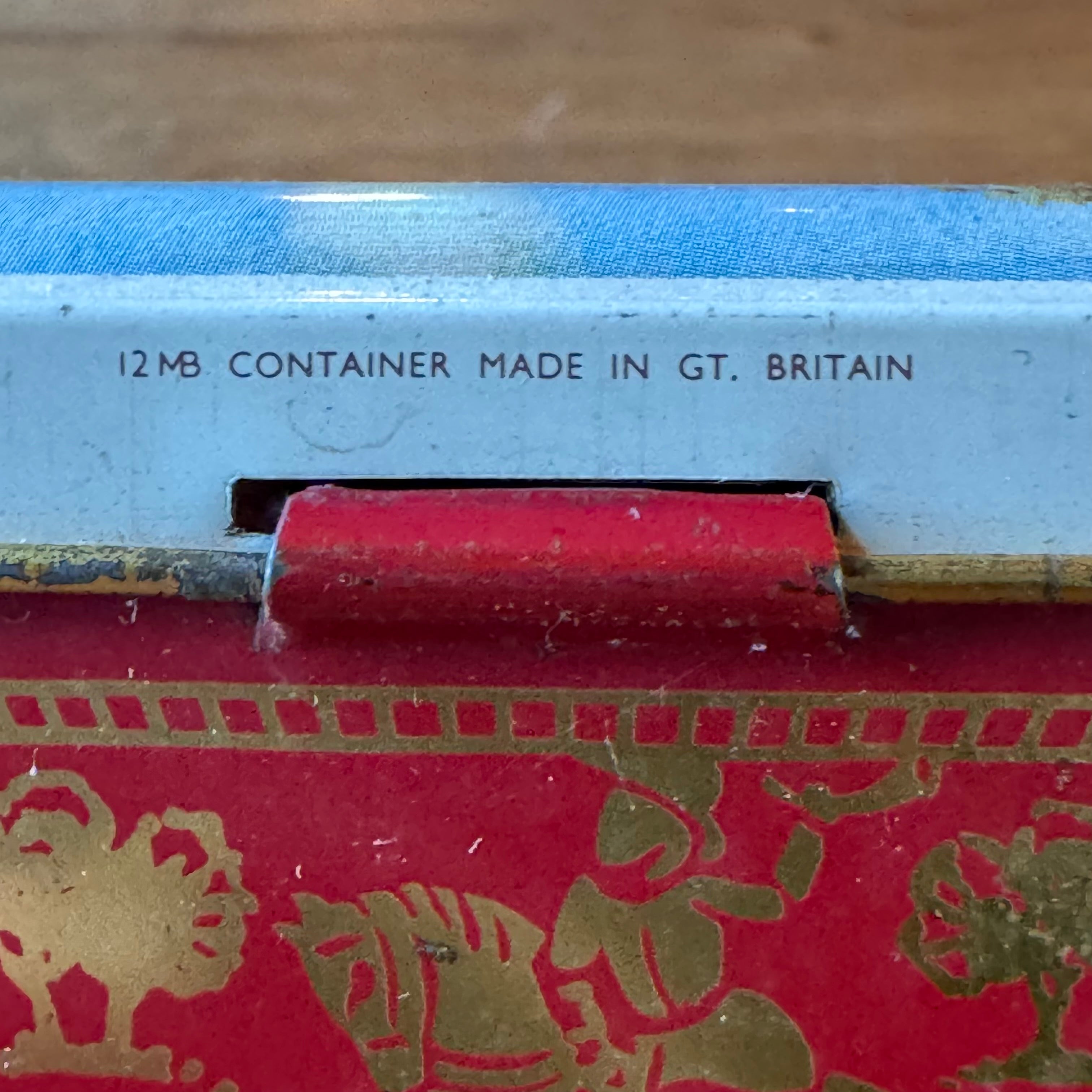 Large English hunting scene tin in red and gold, Great Britain