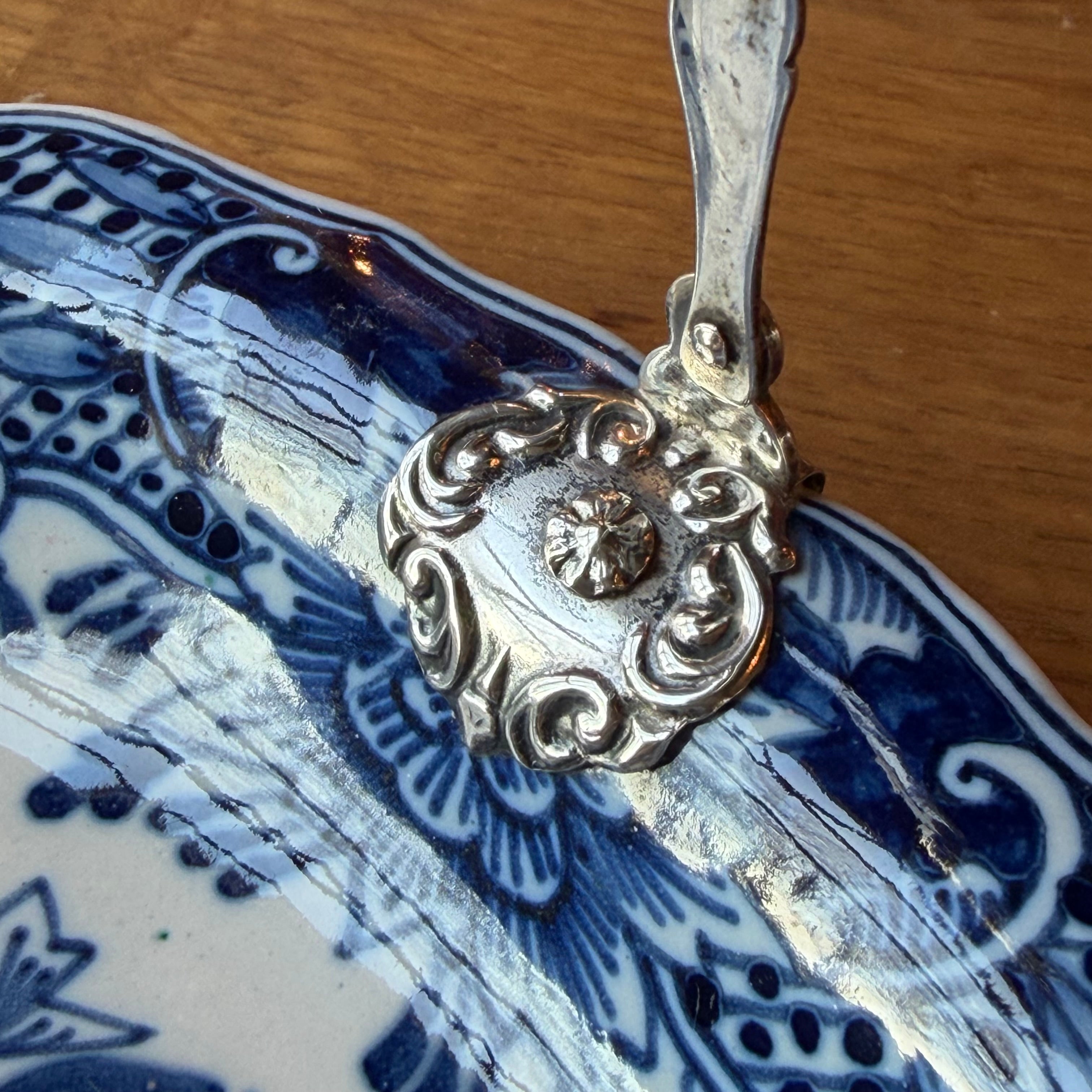 Antiek Makkum Bonbonschaaltje met Zilveren Montuur (834) – J&S – ca. 1906–1925