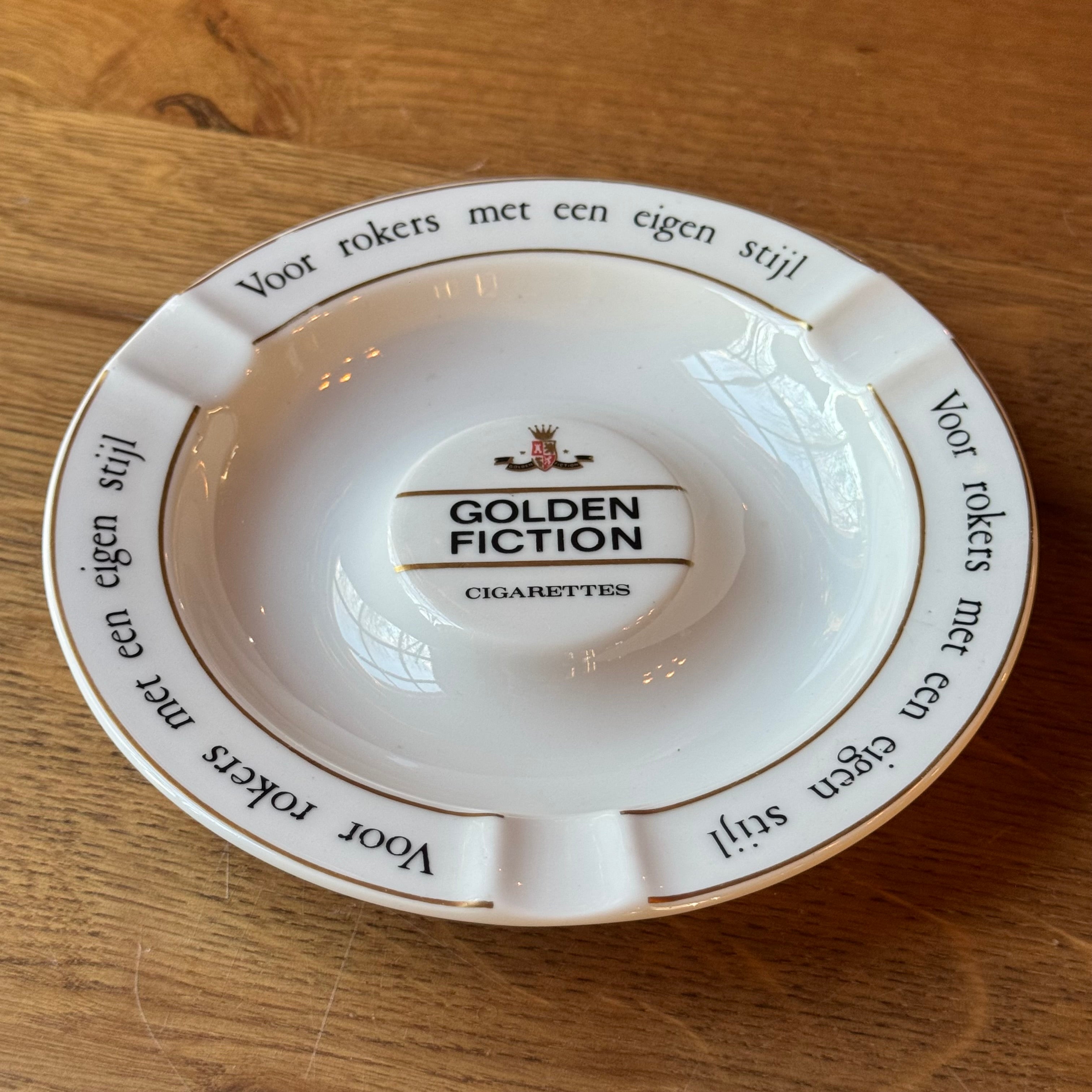 Vintage porseleinen reclame-asbak – Golden Fiction Cigarettes – “Voor rokers met een eigen stijl”