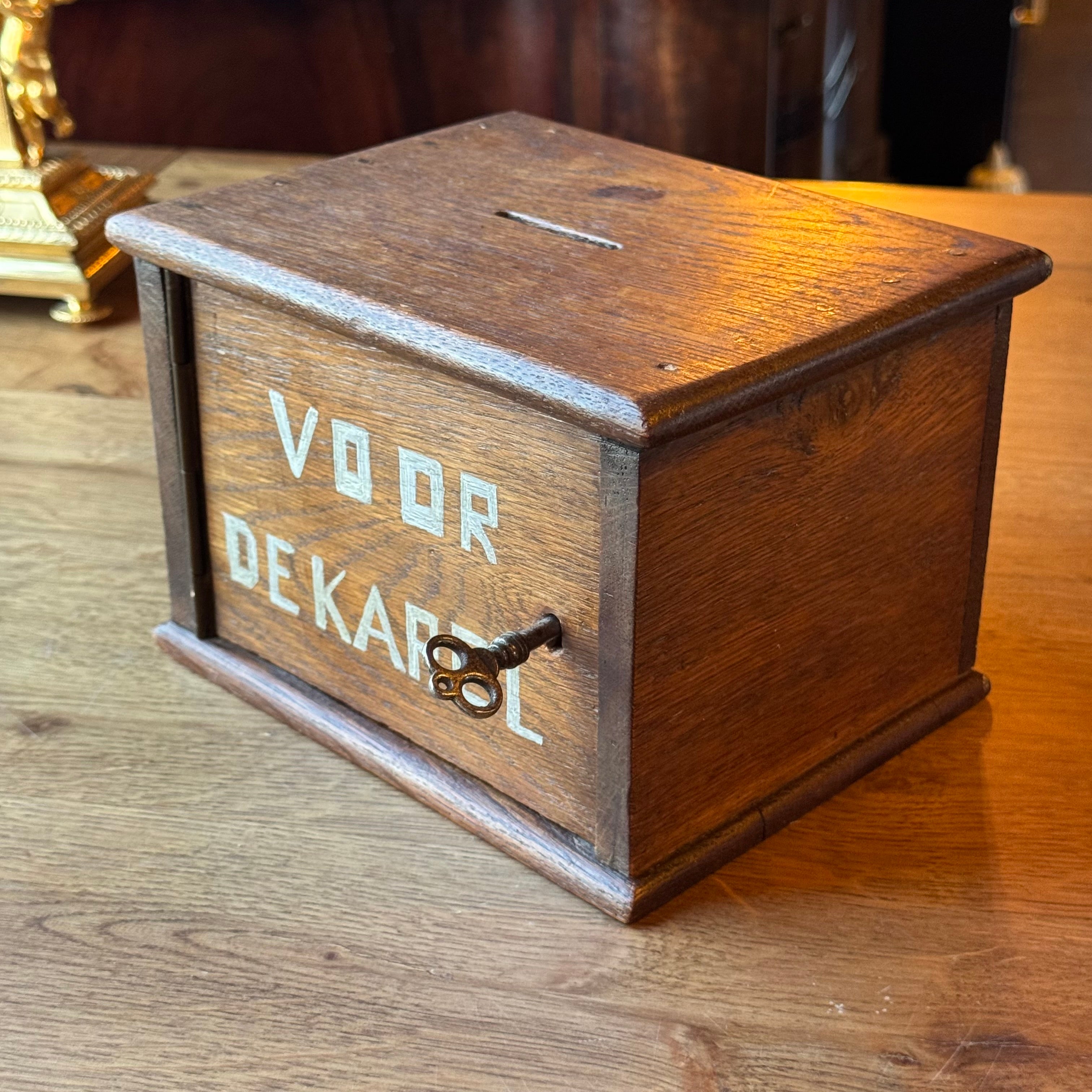 Antieke Houten Collectebus met Sleutel “Voor de Kapel” – Kerkelijk Erfgoed ca. 1900