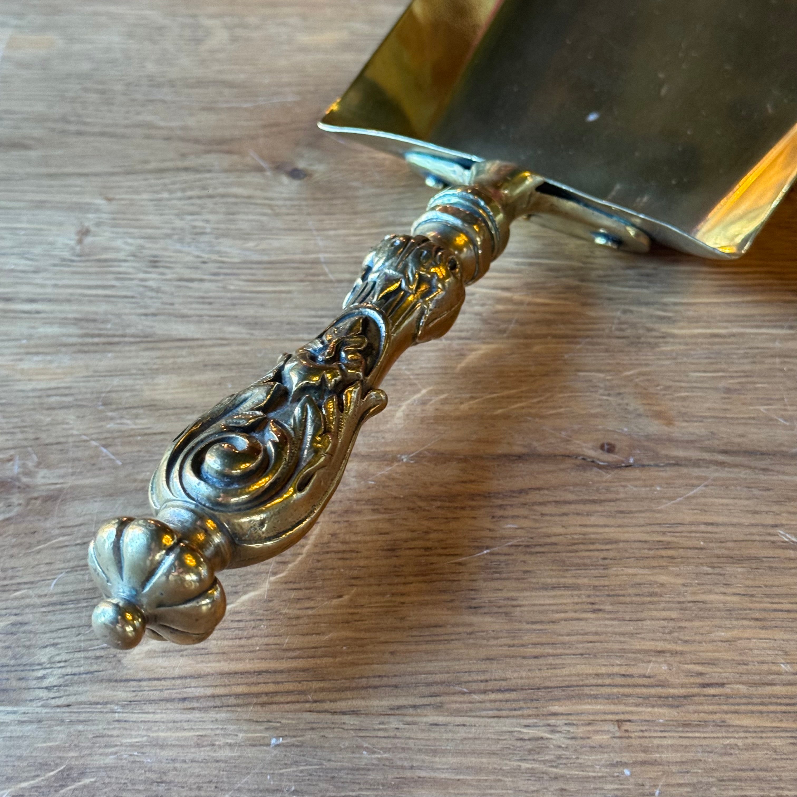 Dekorative Schöpfkelle aus barockem Messing mit massivem Griff