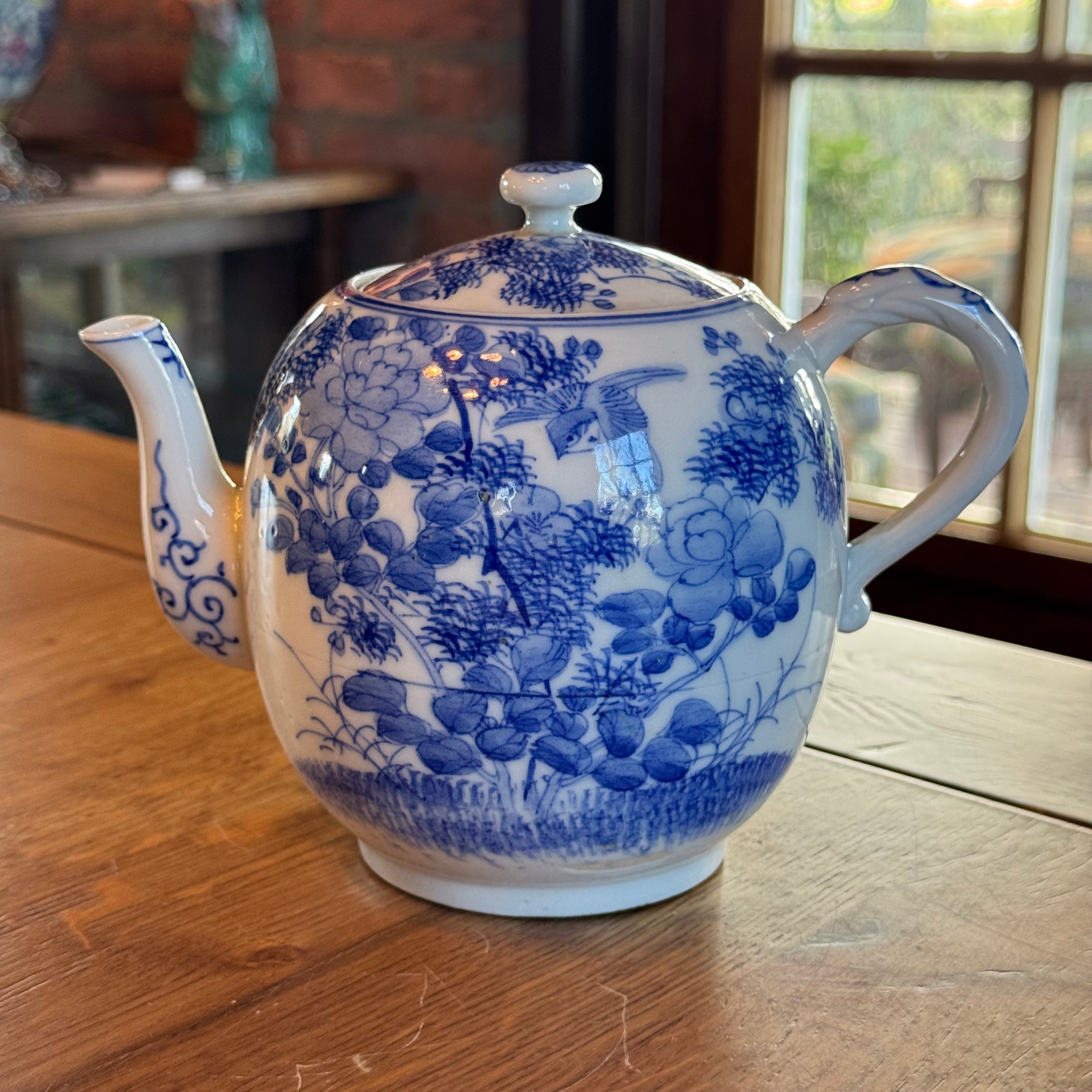 Blau-weiße chinesische Teekanne – Vogel- und Blumenmotiv – Porzellan mit Deckel