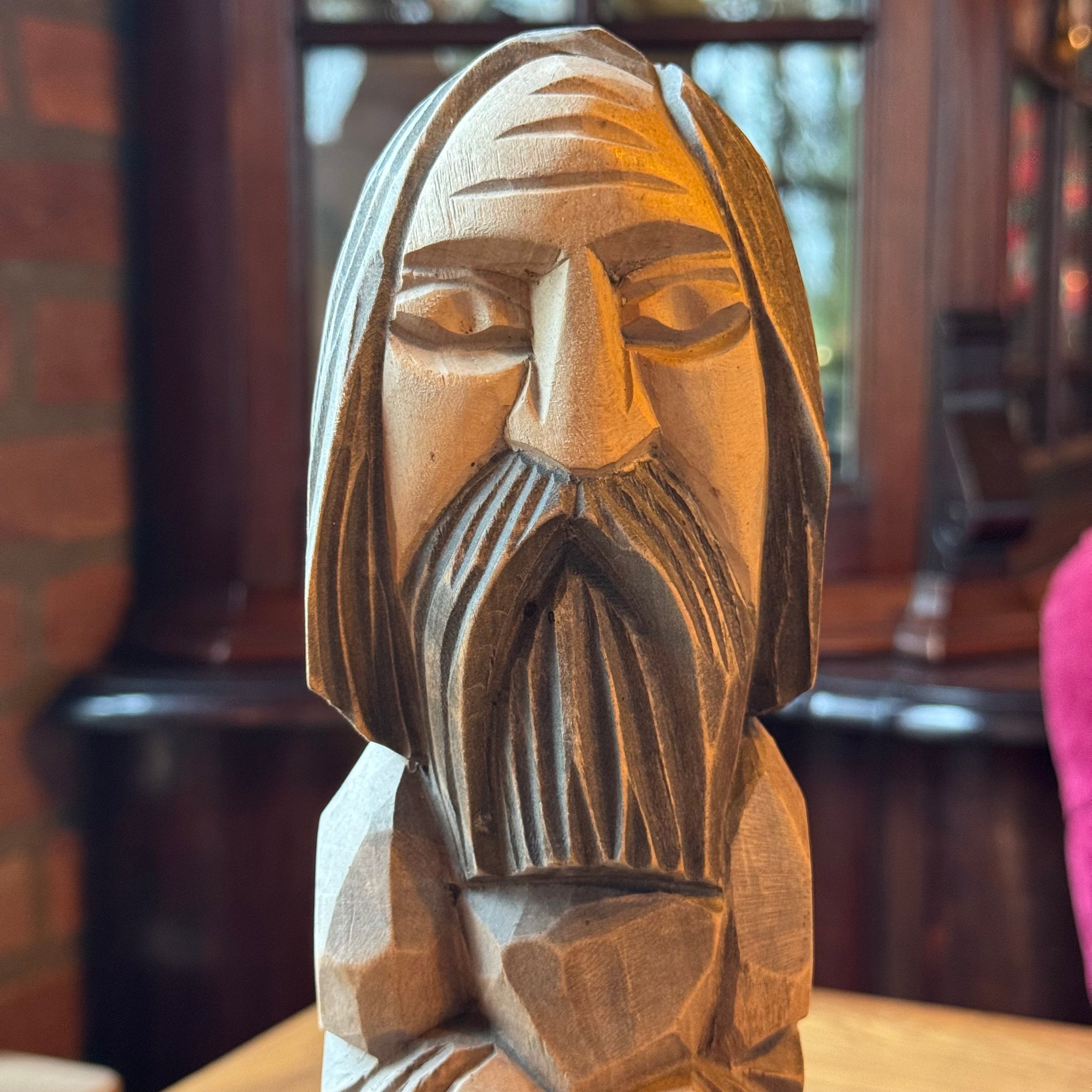 Handgeschnitzte Holzstatue eines stehenden Mannes mit Bart