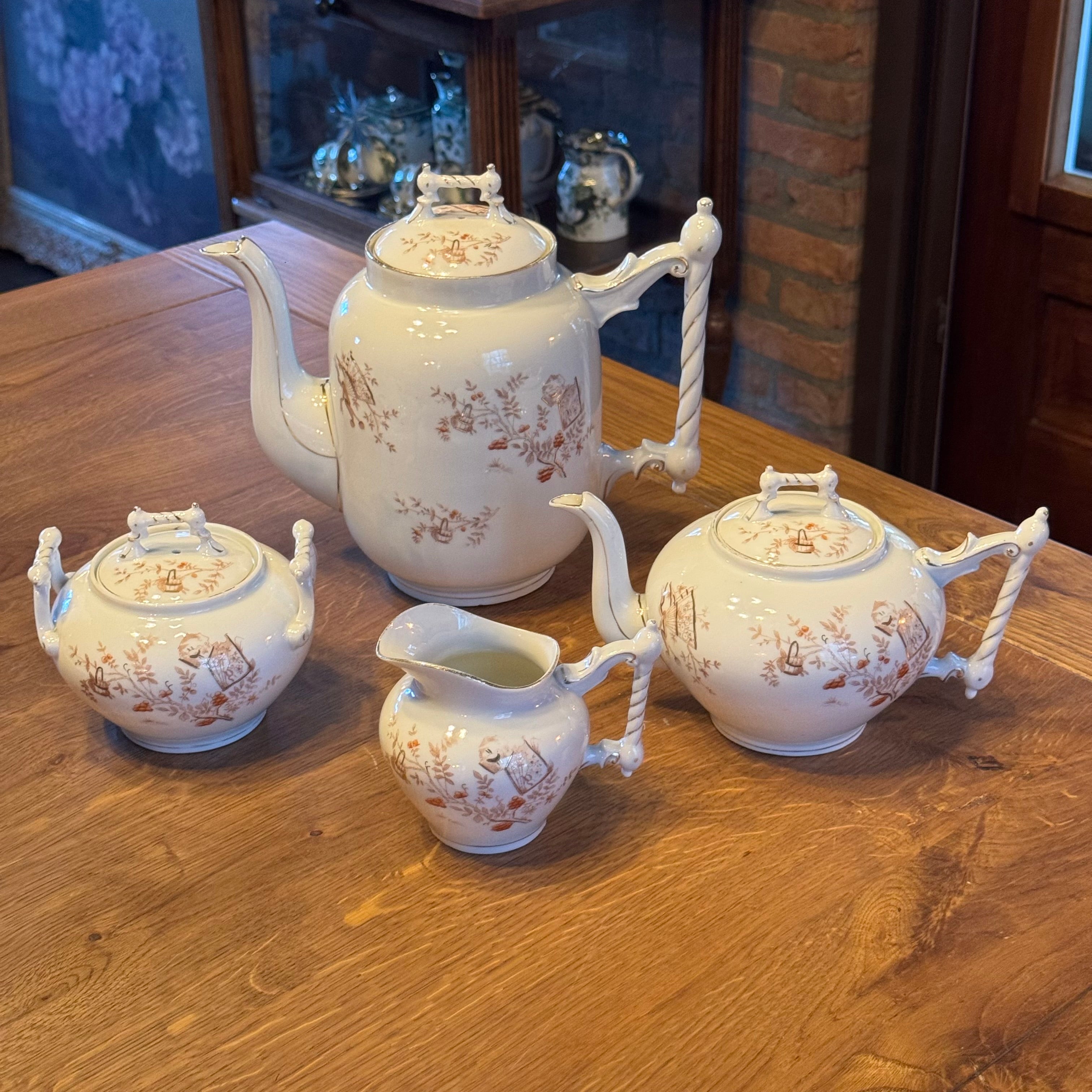 Antiek 4-delig porseleinen theeservies met roodbruine Japanse motieven – ca. 1900–1930