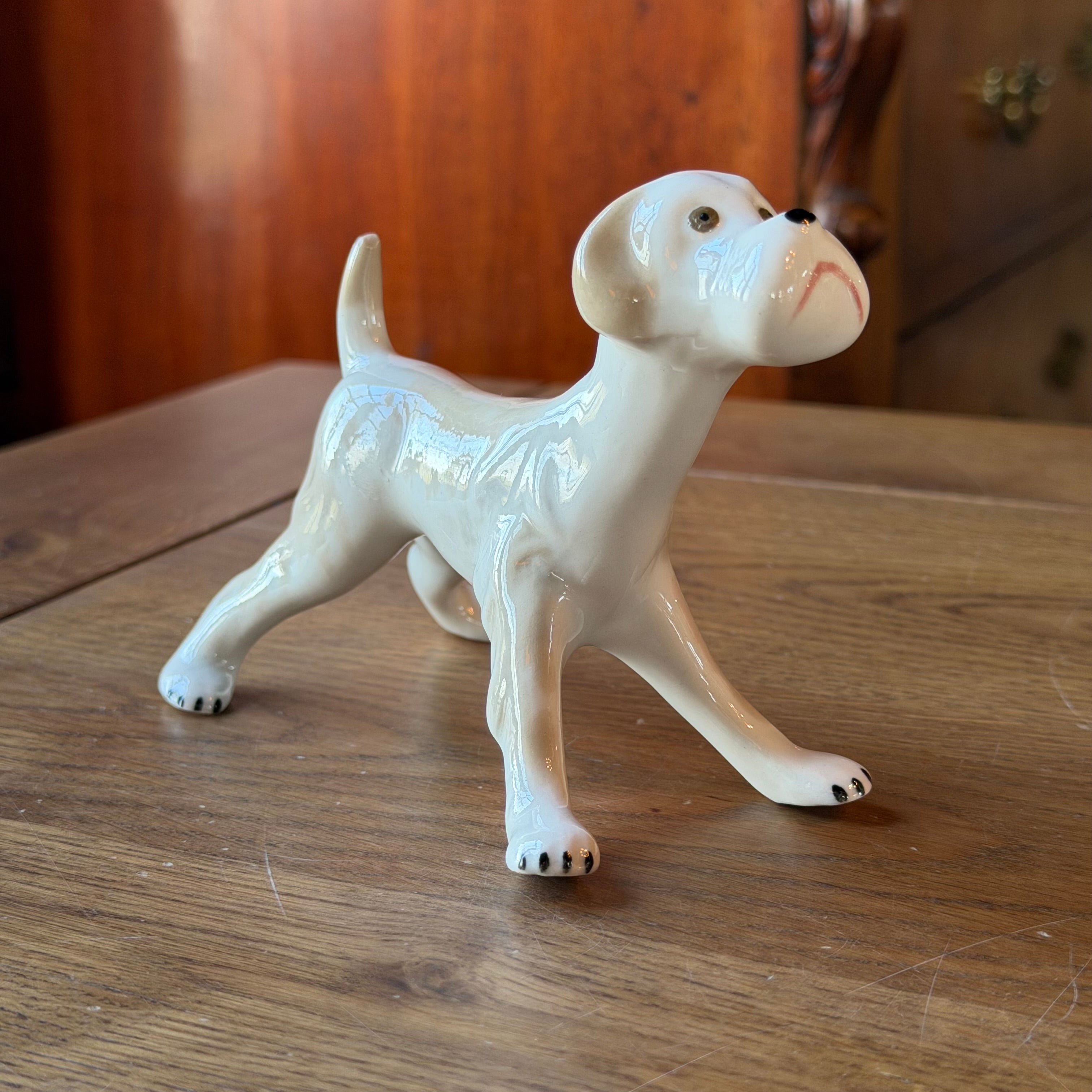 Porzellanhund in verspielter Pose – Vintage-Figur