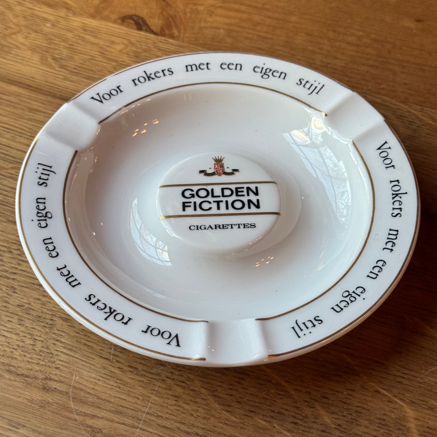 Vintage porseleinen reclame-asbak – Golden Fiction Cigarettes – “Voor rokers met een eigen stijl”
