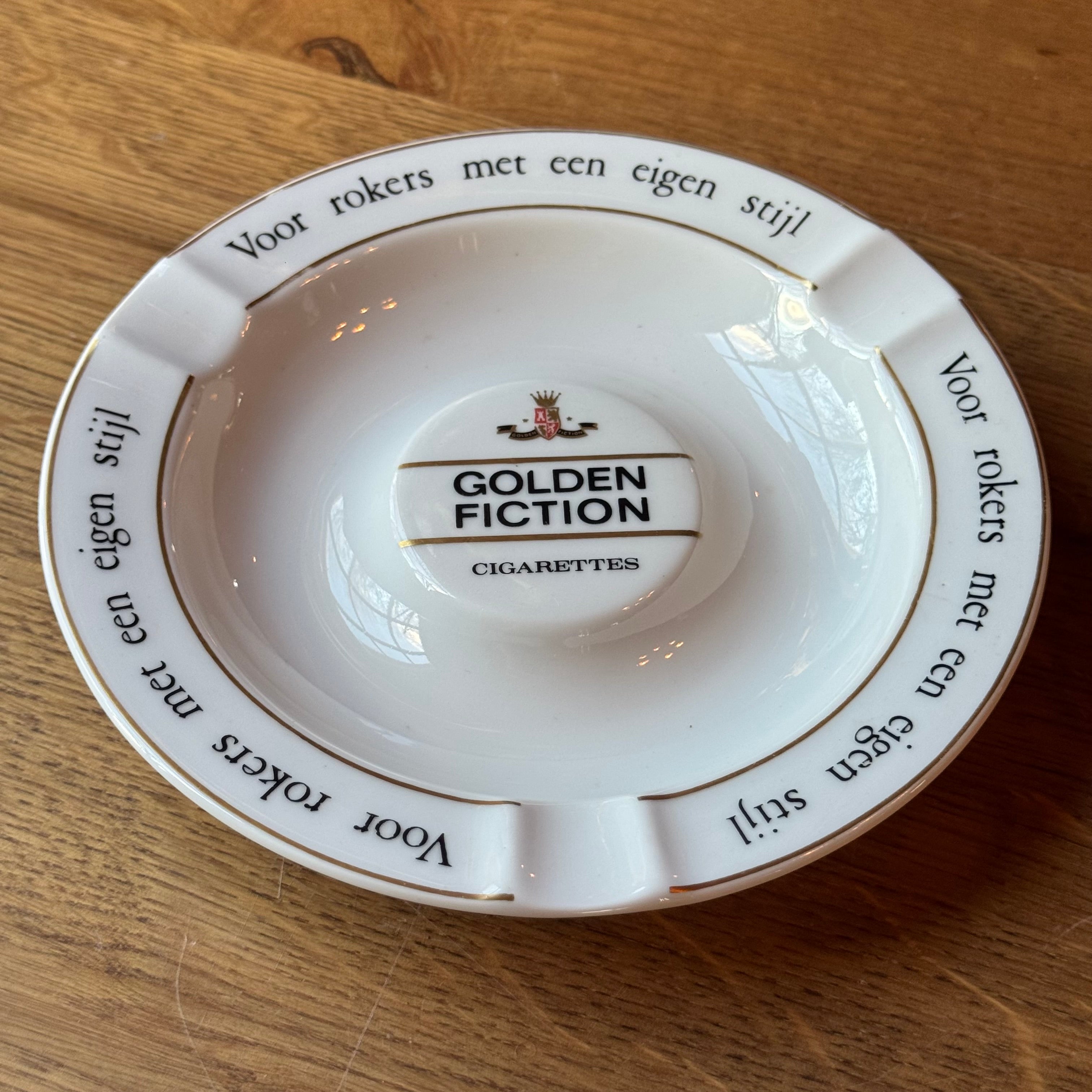 Vintage porseleinen reclame-asbak – Golden Fiction Cigarettes – “Voor rokers met een eigen stijl”