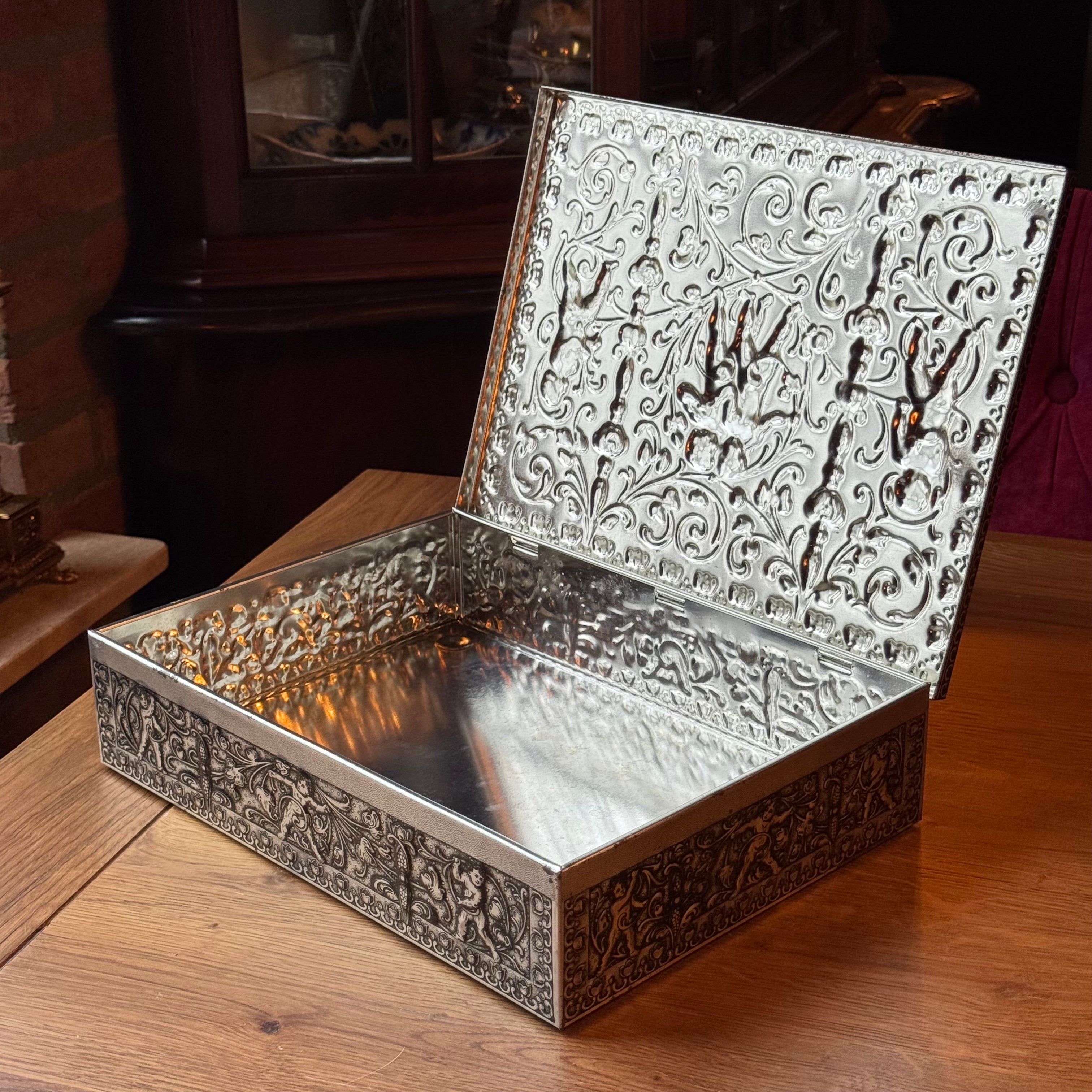 Große, dekorative Aufbewahrungsdose mit Reliefdekor von Putten – Deutschland, ca. 1900–1930