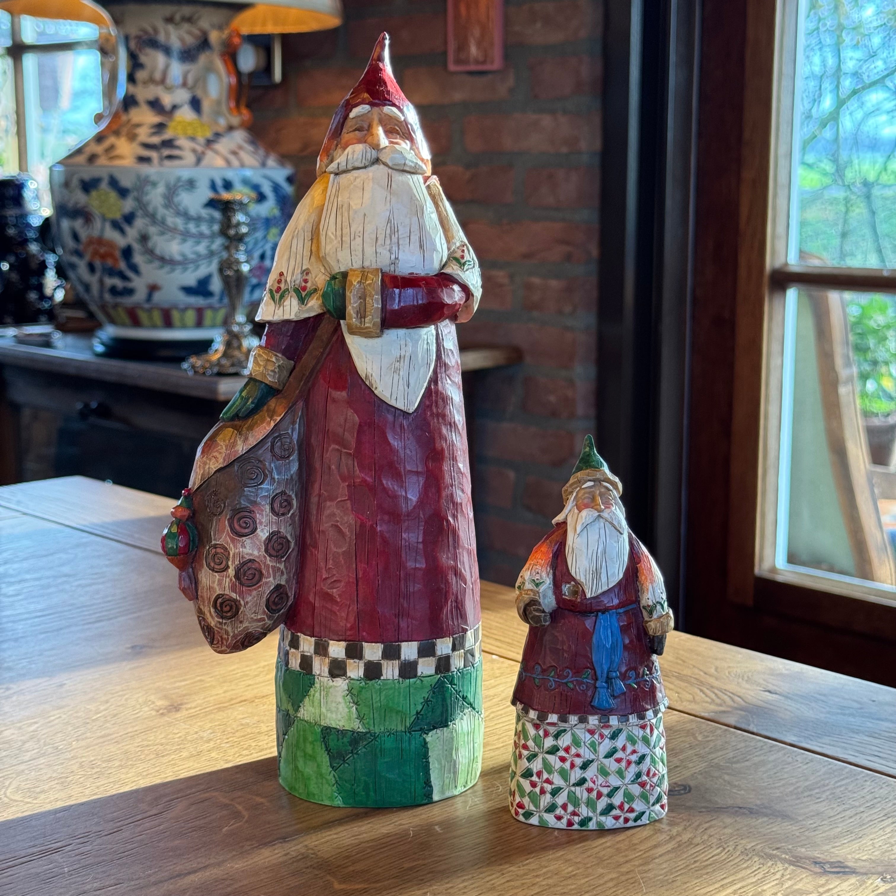 Set van 2 Jim Shore Heartwood Creek Santa Beelden – 2002 – Handbeschilderd