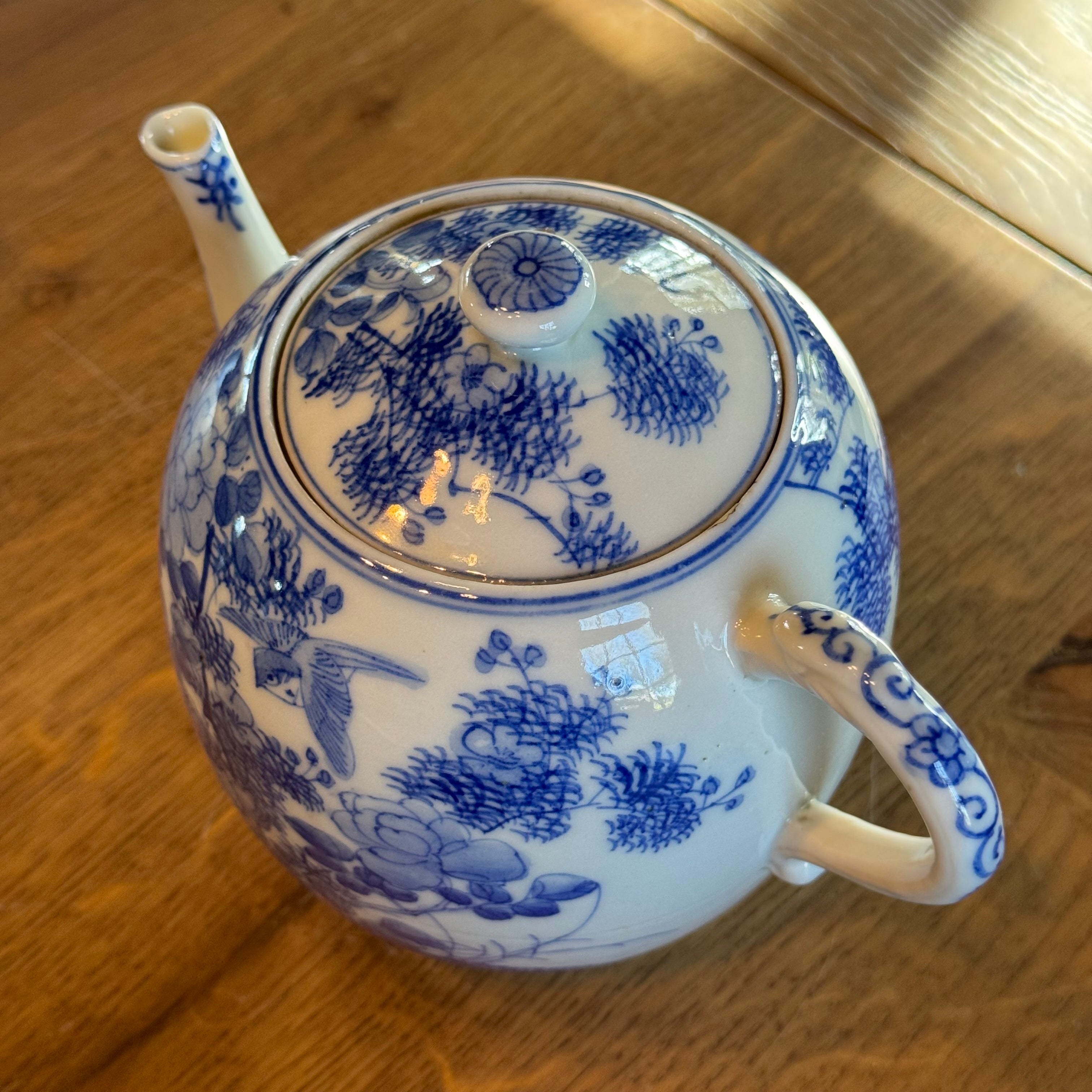 Blau-weiße chinesische Teekanne – Vogel- und Blumenmotiv – Porzellan mit Deckel