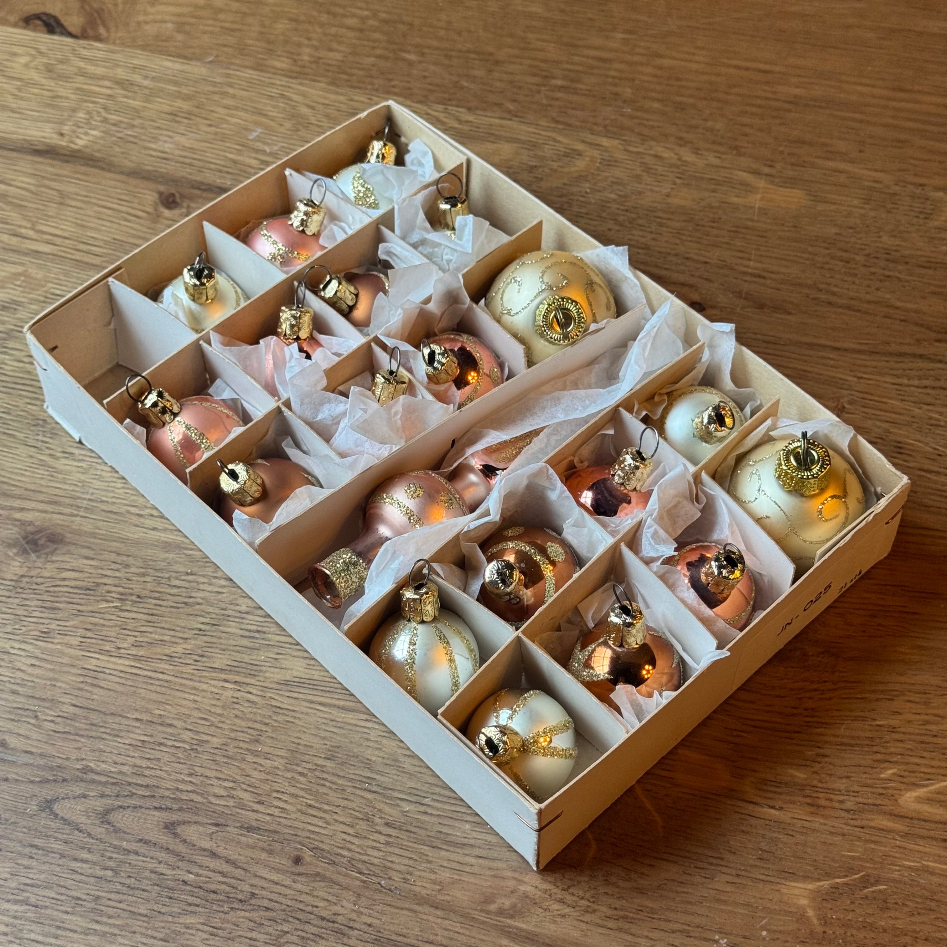 Vintage-Weihnachtskugel-Set, Roségold | Peak & Ornaments | Glas aus den 1950er Jahren