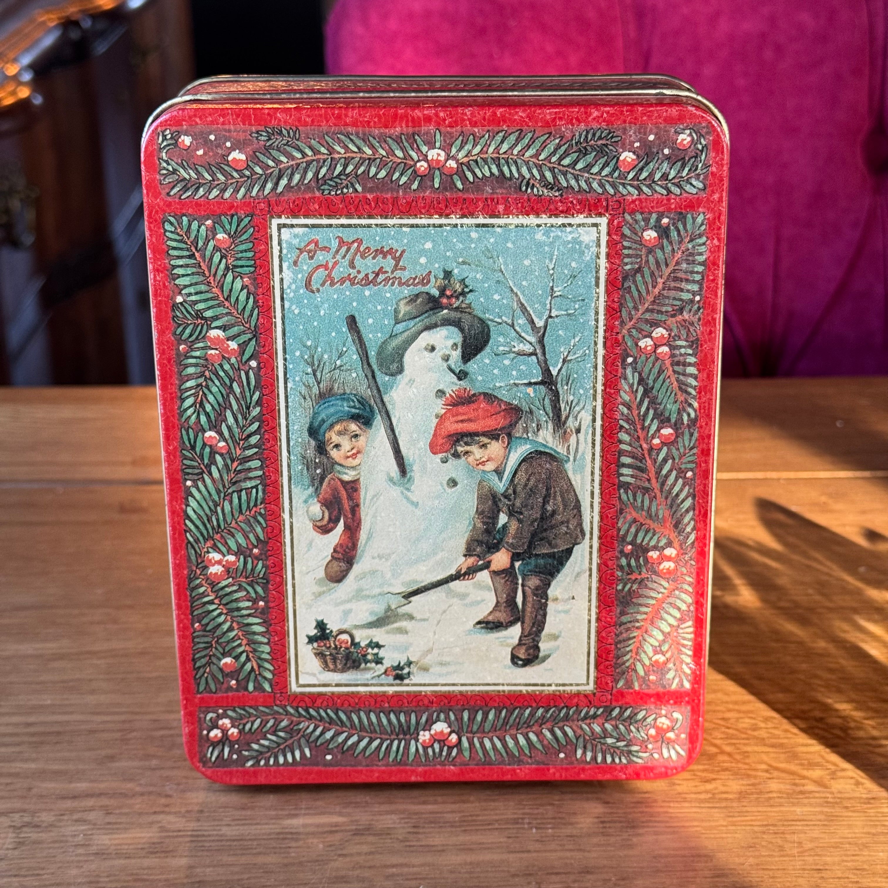 Vintage Nobis Printen Kerstblik – Retro Christmas Tin met Kinderen & Sneeuwpop (jaren ’90)
