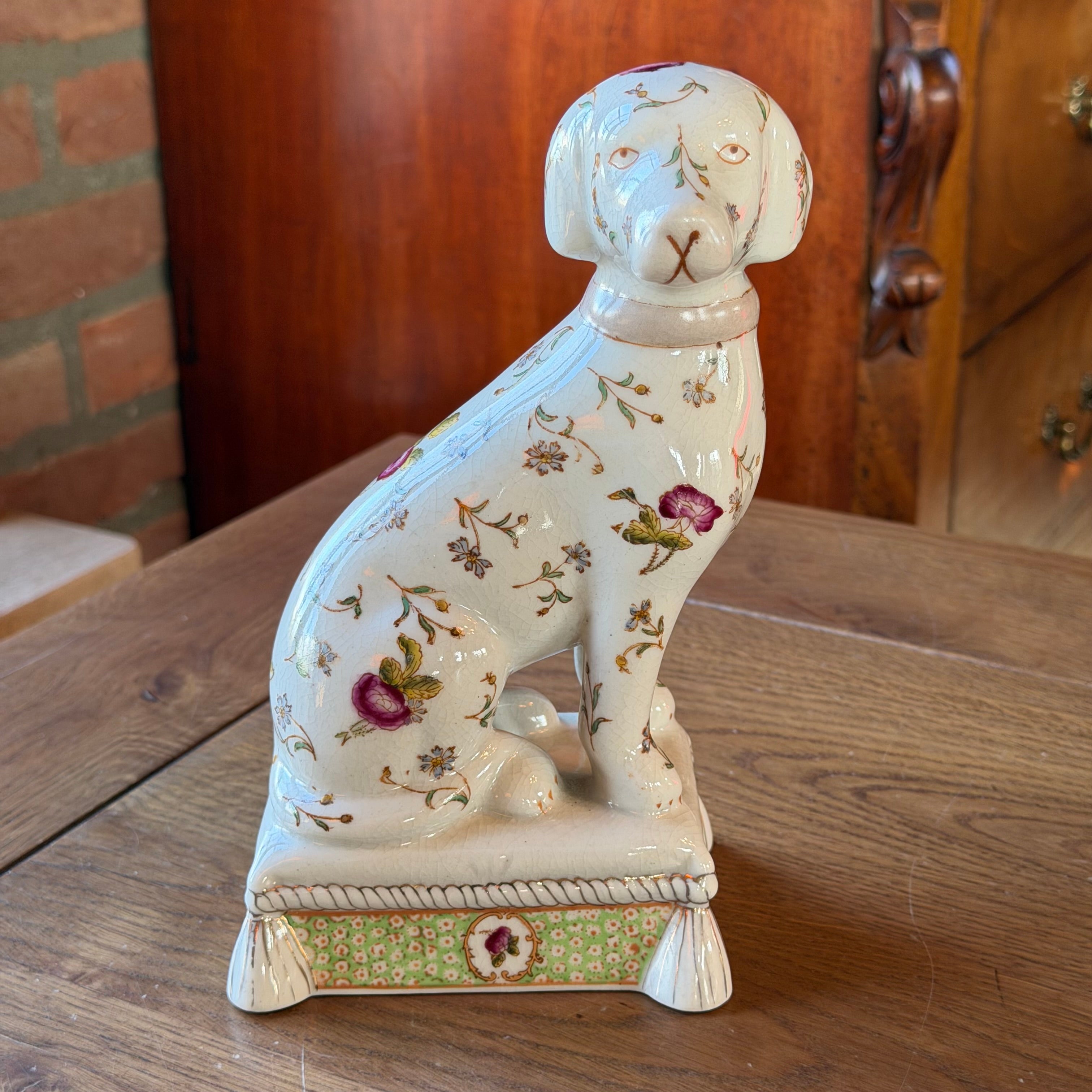 Porseleinen hond op sokkel met bloemdecor – klassiek beeldje (20 cm)
