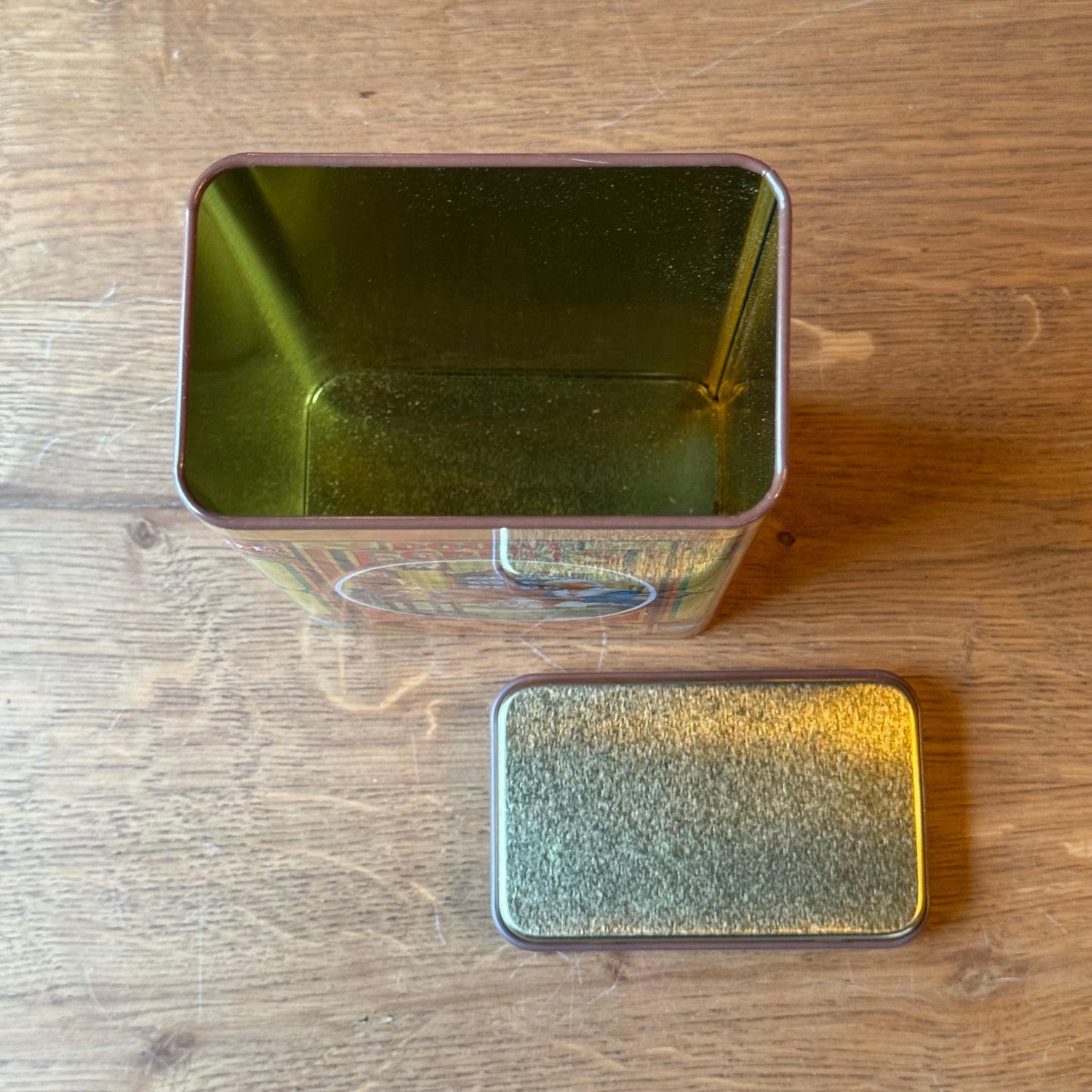 Vintage Douwe Egberts Koffieblik – De Koffie Wordt Ingeschonken